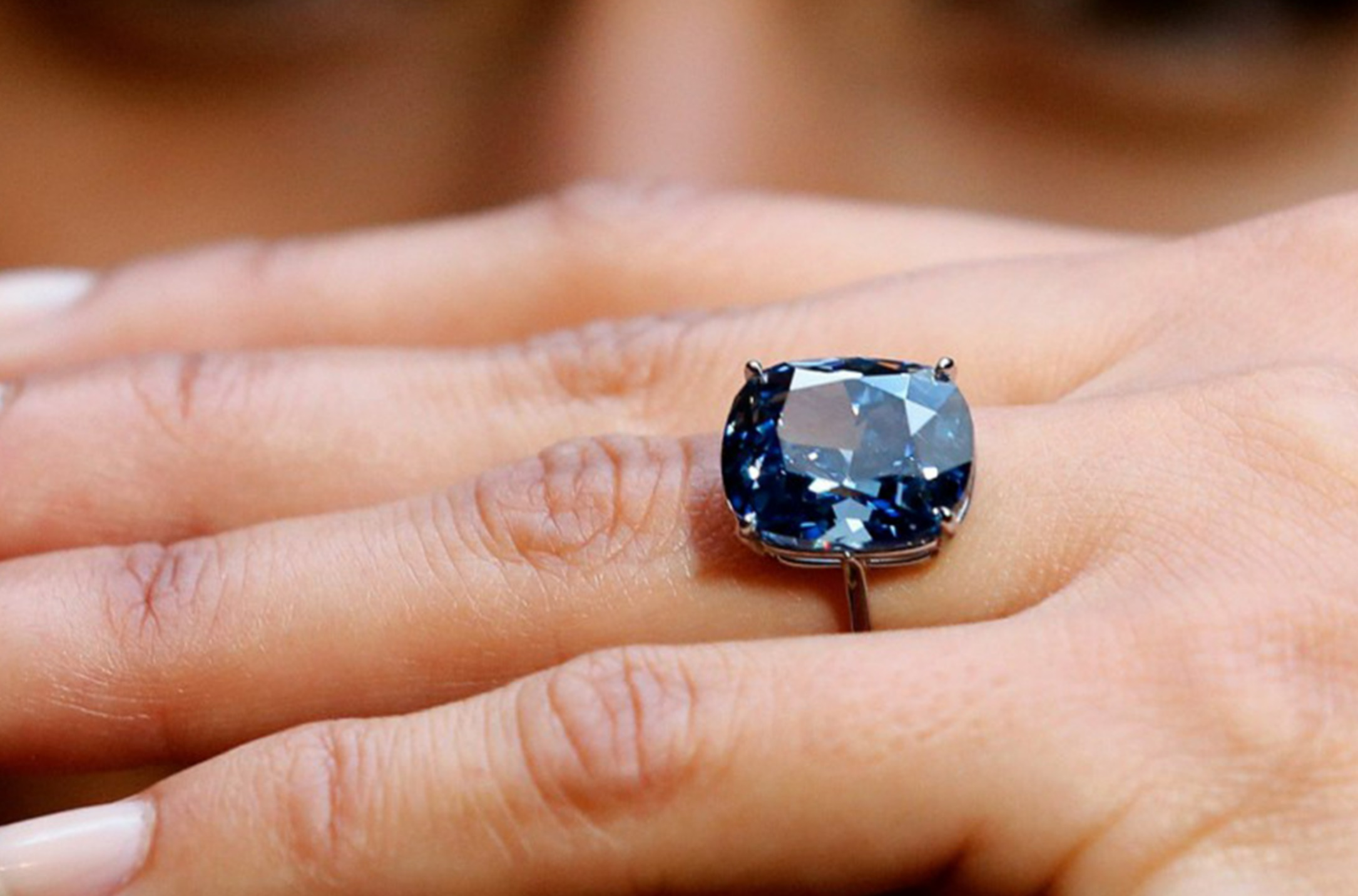ماسة قمر جوزيفين الأزرق - الصورة عن The Eye of Jewelry 