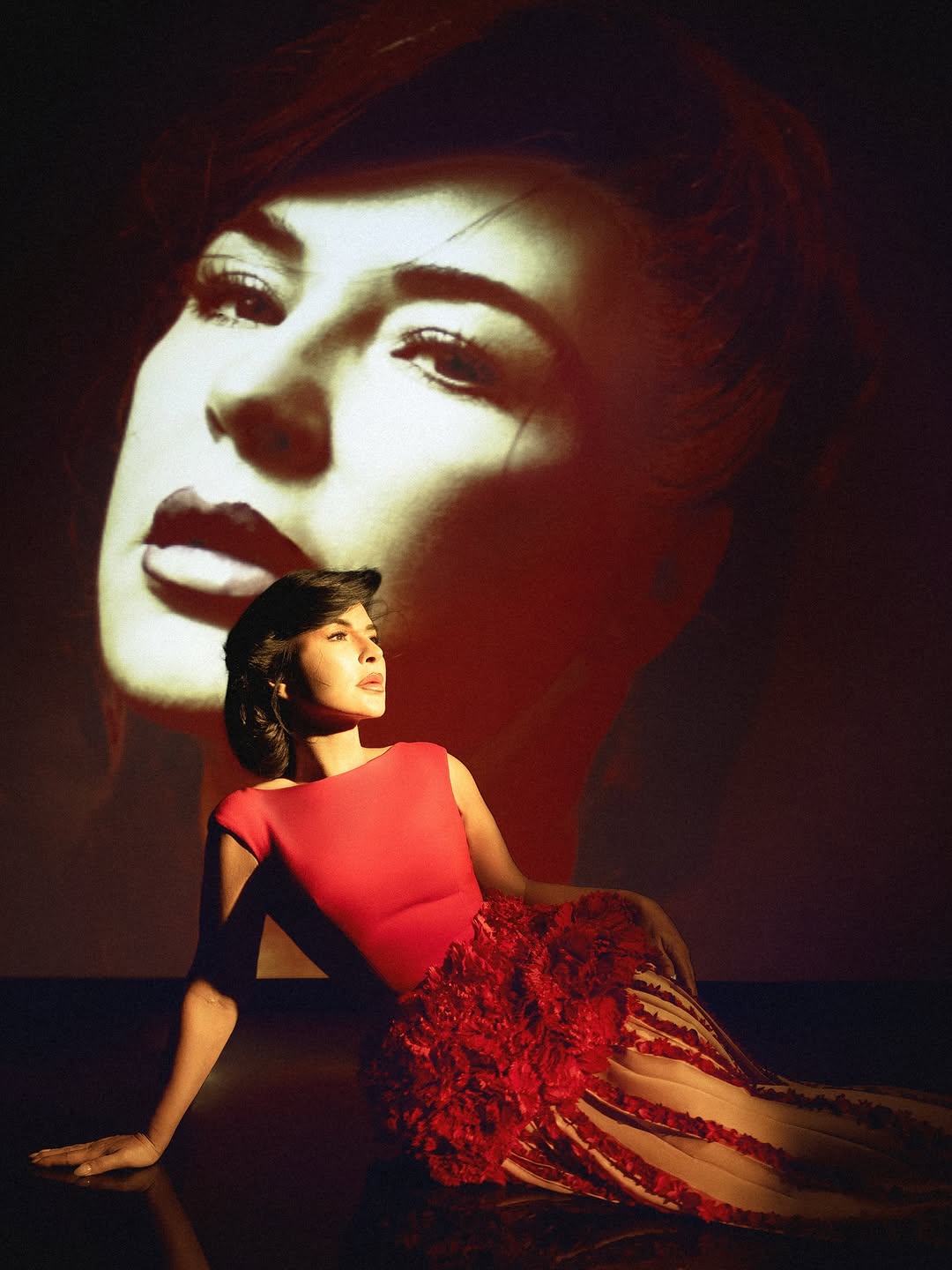 ماغي بو غصن بفستان أحمر رومانسي