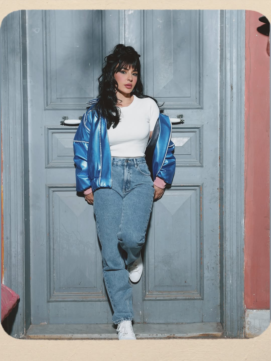 ماغي بو غصن تعود بنا الى أزياء التسعينات