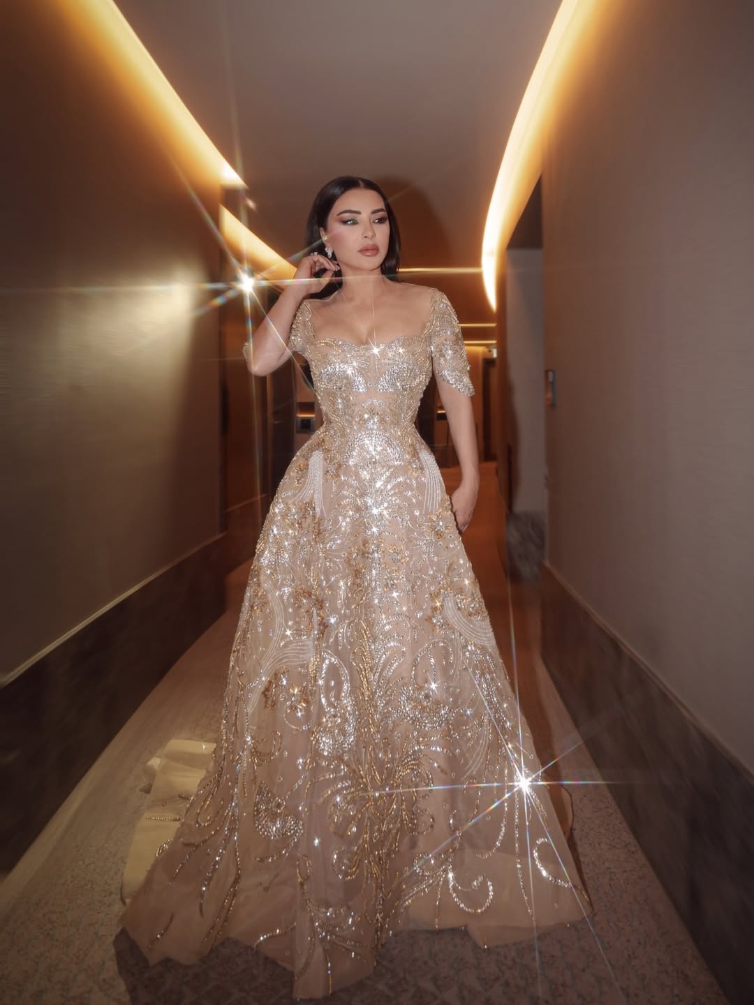 ماغي بوغصن بالفستان المصمم بقصة الأميرات المنتفخة