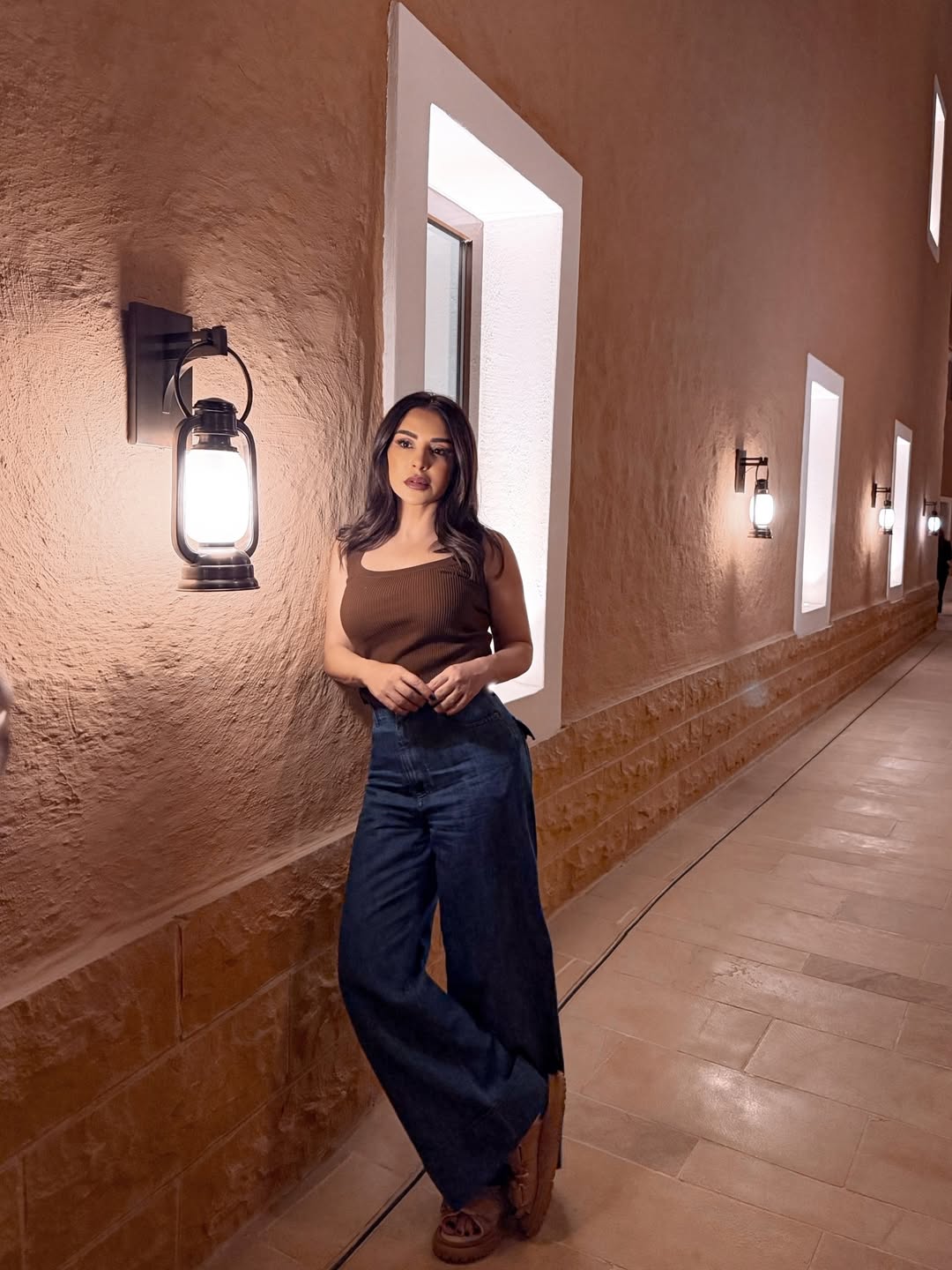  ماغي بوغصن ببنطال الدنيم الأزرق الداكن بالخصر العالي والأرجل الواسعة