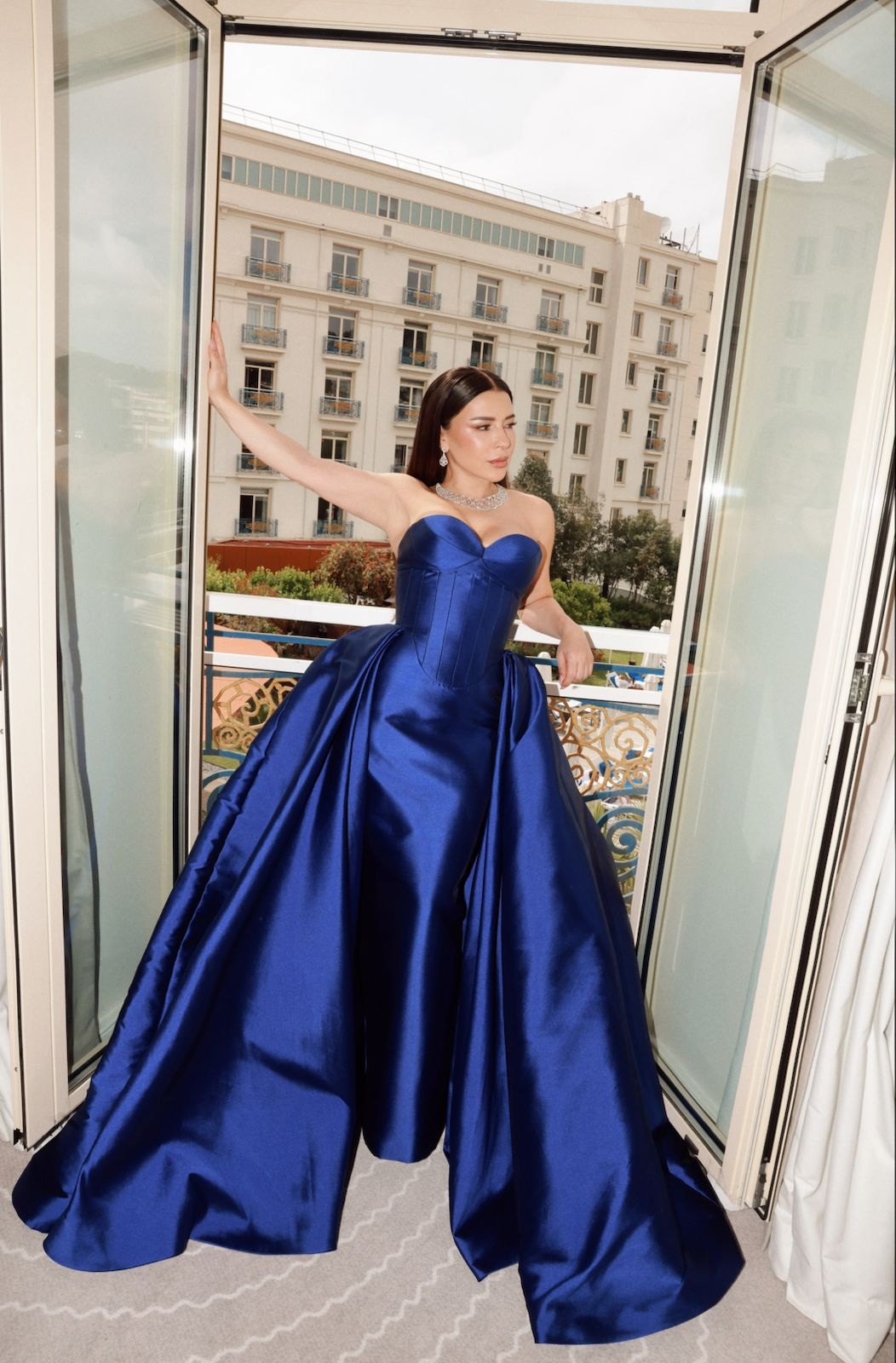 إطلالة ماغي بو غصن بفستان أزرق ملكي من جورج حبيقة