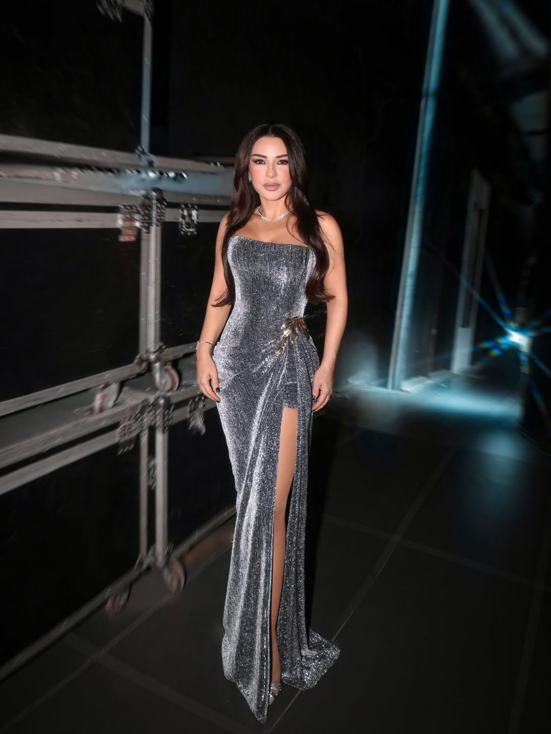  ماغي بوغصن بفستان سهرة  باللون الرمادي الداكن بتصميم سترابلس