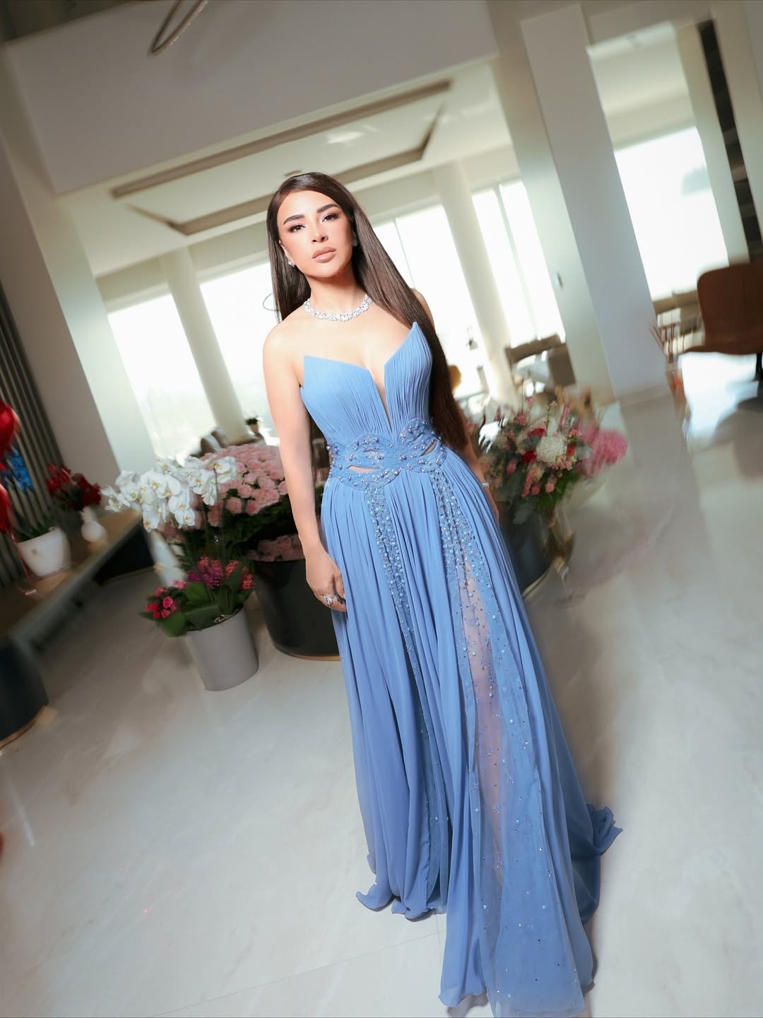 ماغي بوغصن بفستان سهرة ناعم بقصة سترابلس باللون الأزرق