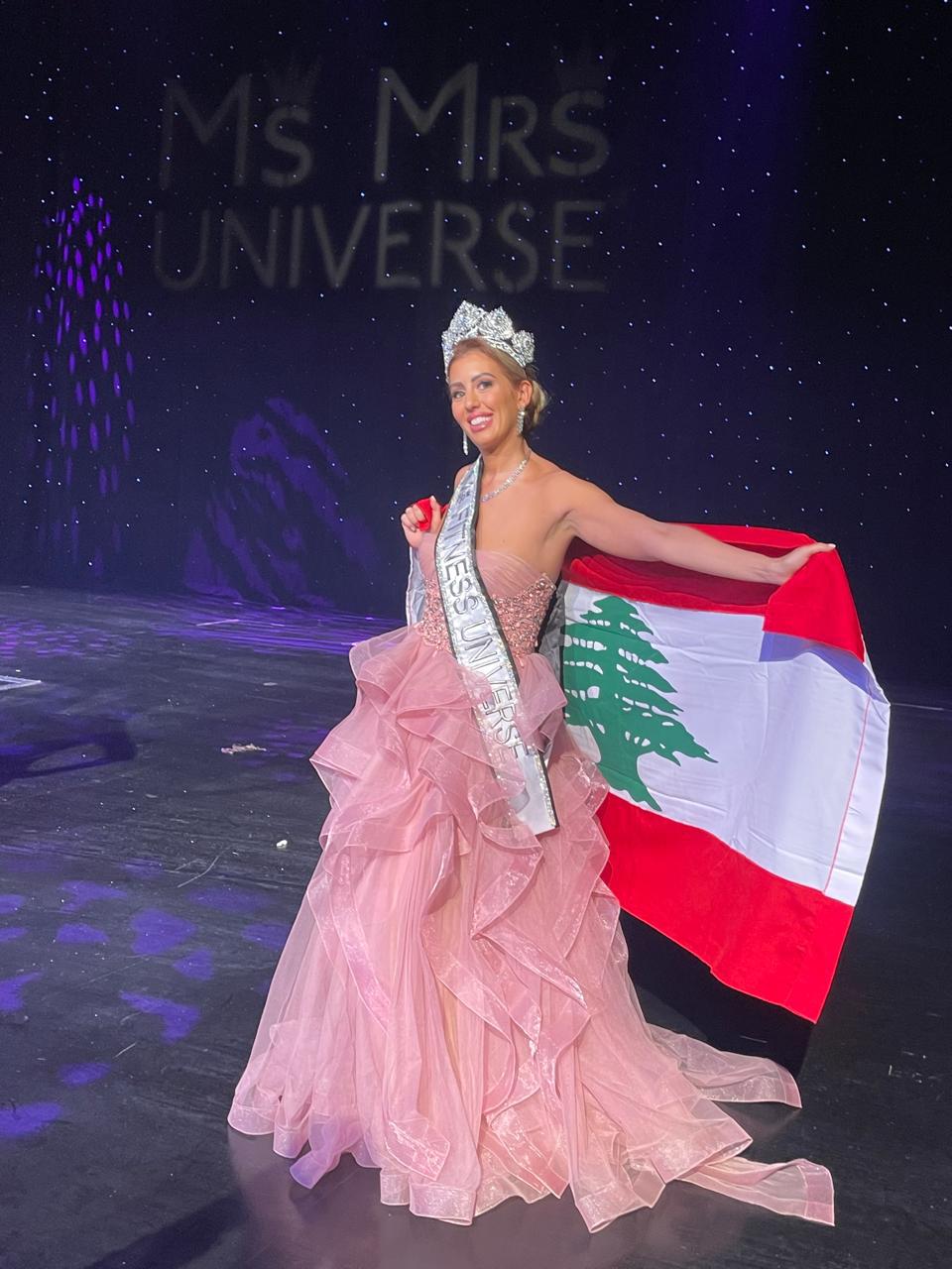 مايا تحمل علم بلدها لبنان بعد تتويجها ملكة جمال اللياقة البدنية 2025