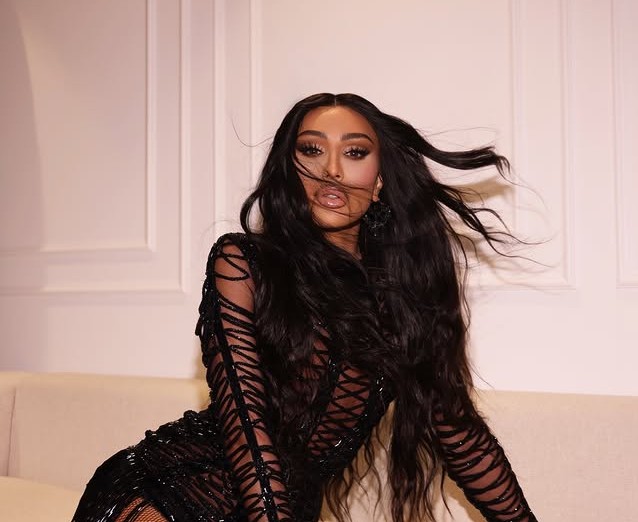 مايا دياب بنيولوك الشعر  "الأسود الداكن"