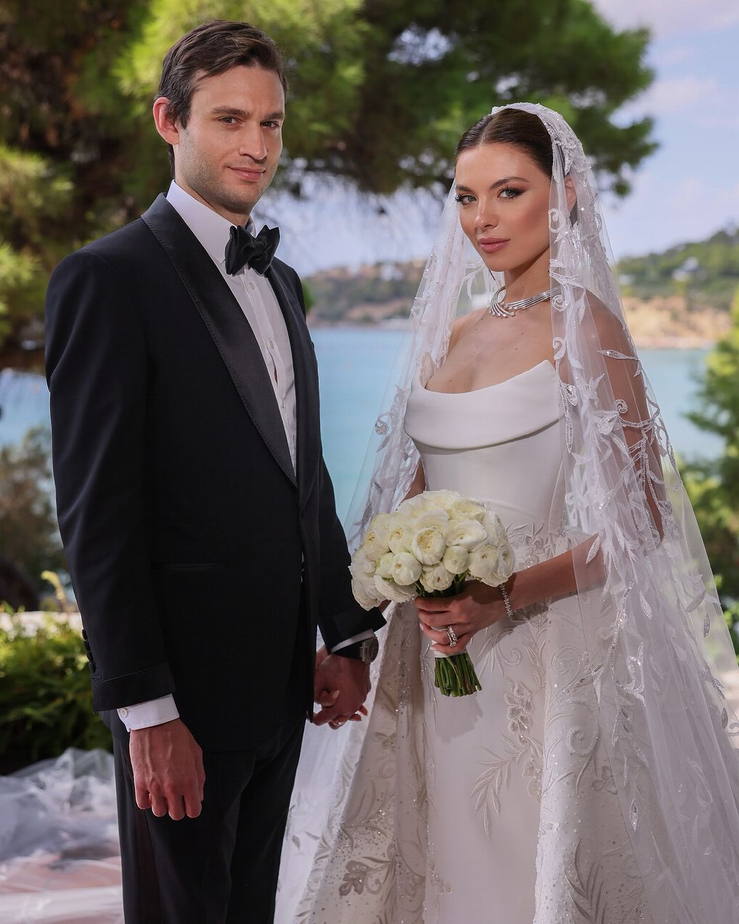 مايا رعيدي مع عريسها خلال حفل  زفافها في اثينا