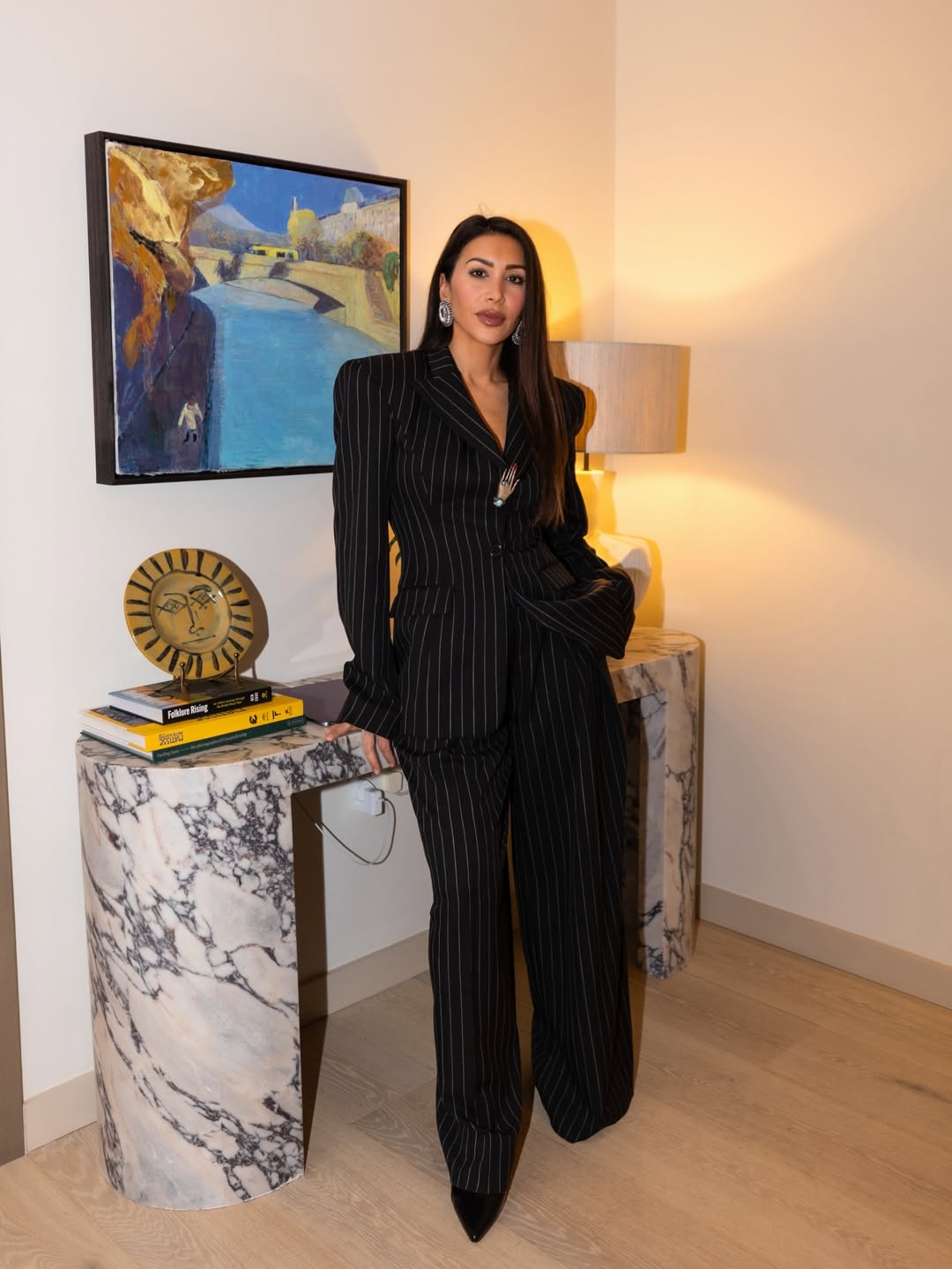 مايا ويليام ببدلة كلاسيكية مقلمة باللون الأسود