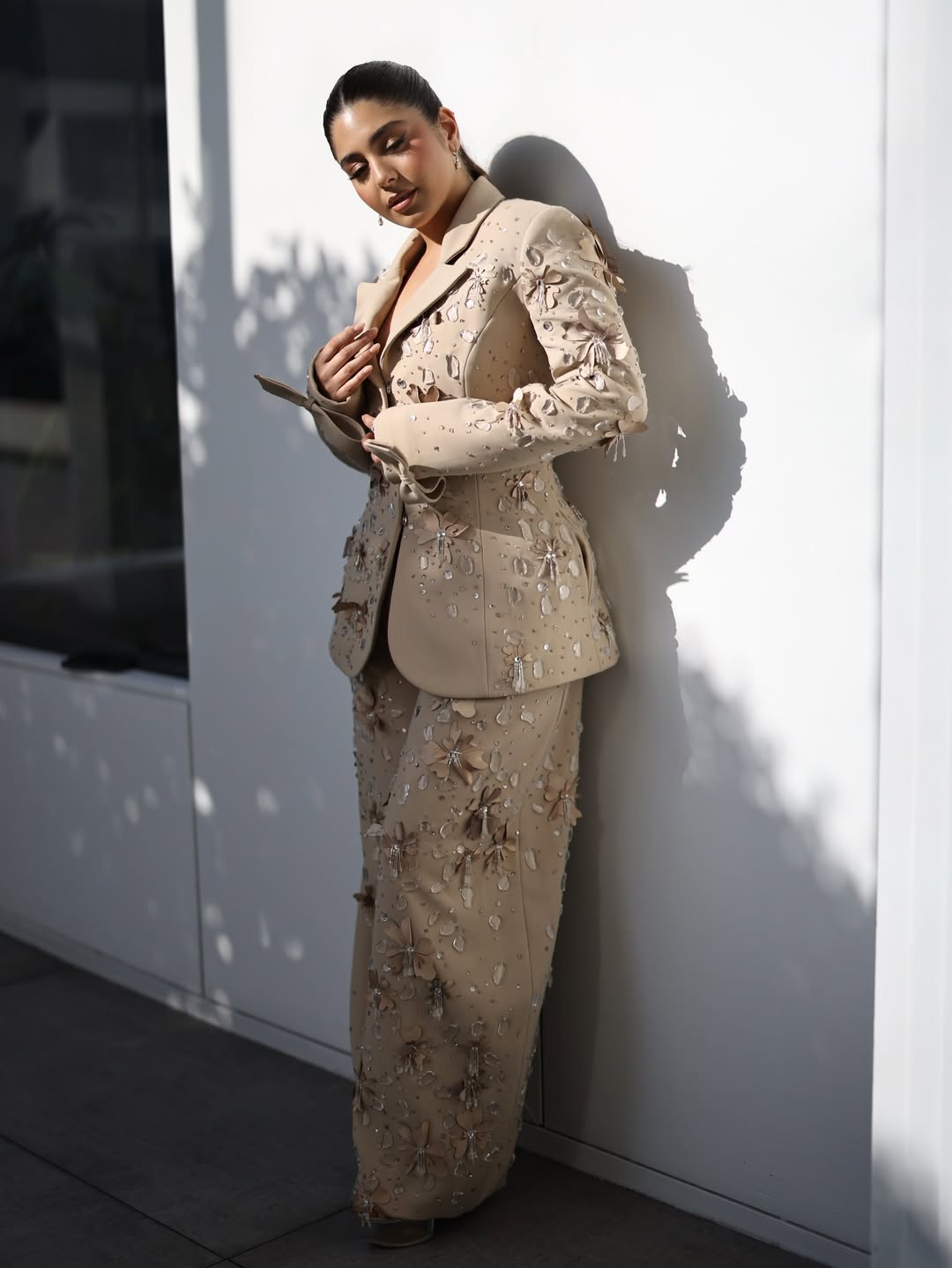 مايان السيد ببدلة باللون البيج