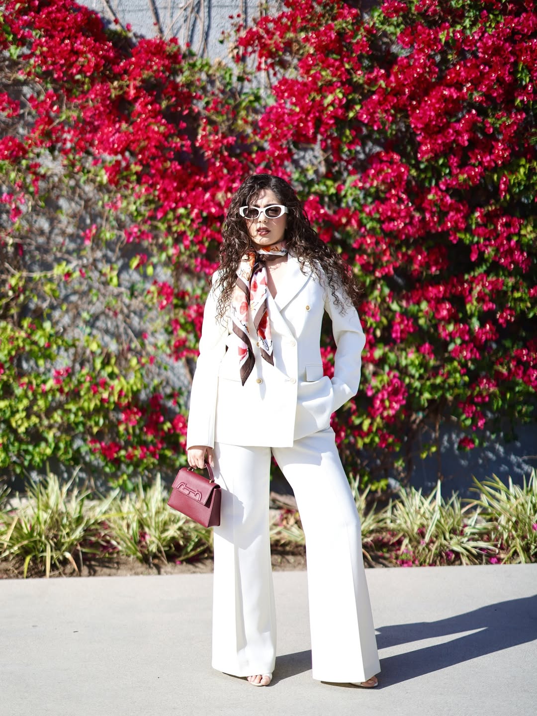 مايان السيد فكان ببدلة كلاسيكية أنيقة باللون الأبيض