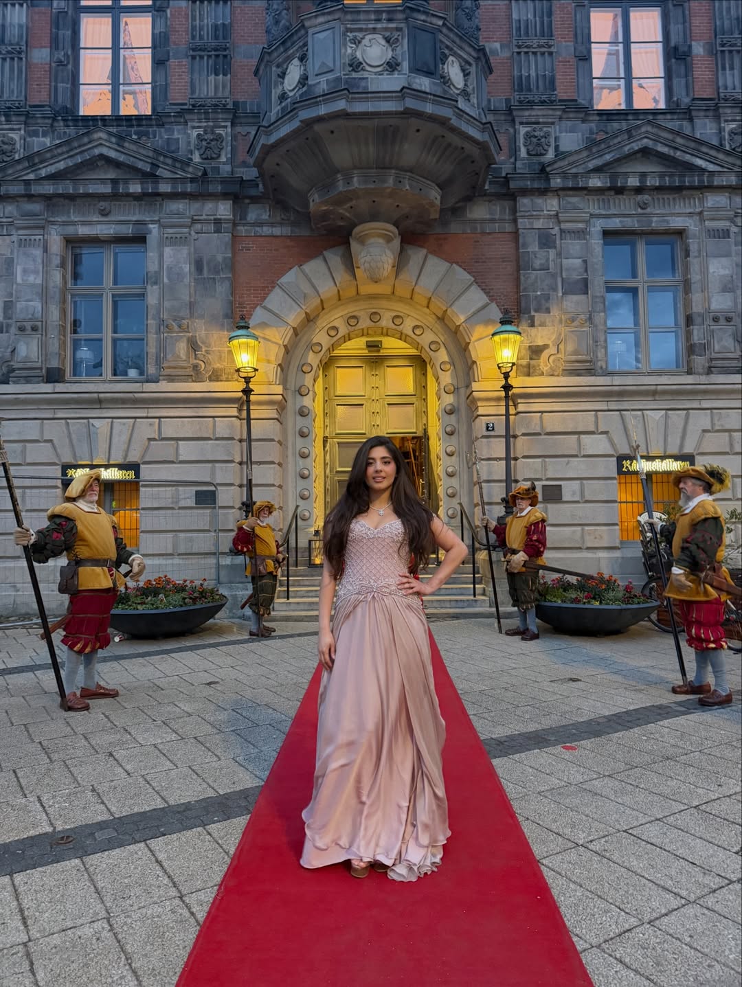 مايان السيد بفستان رقيق بلون نيود فاتح