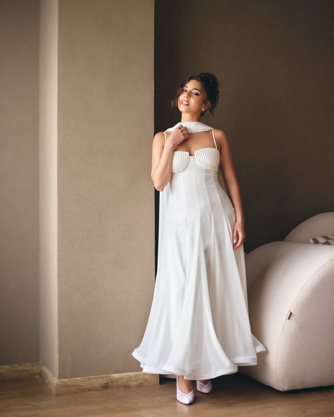 مايان السيد بفستان طويل باللون الأبيض