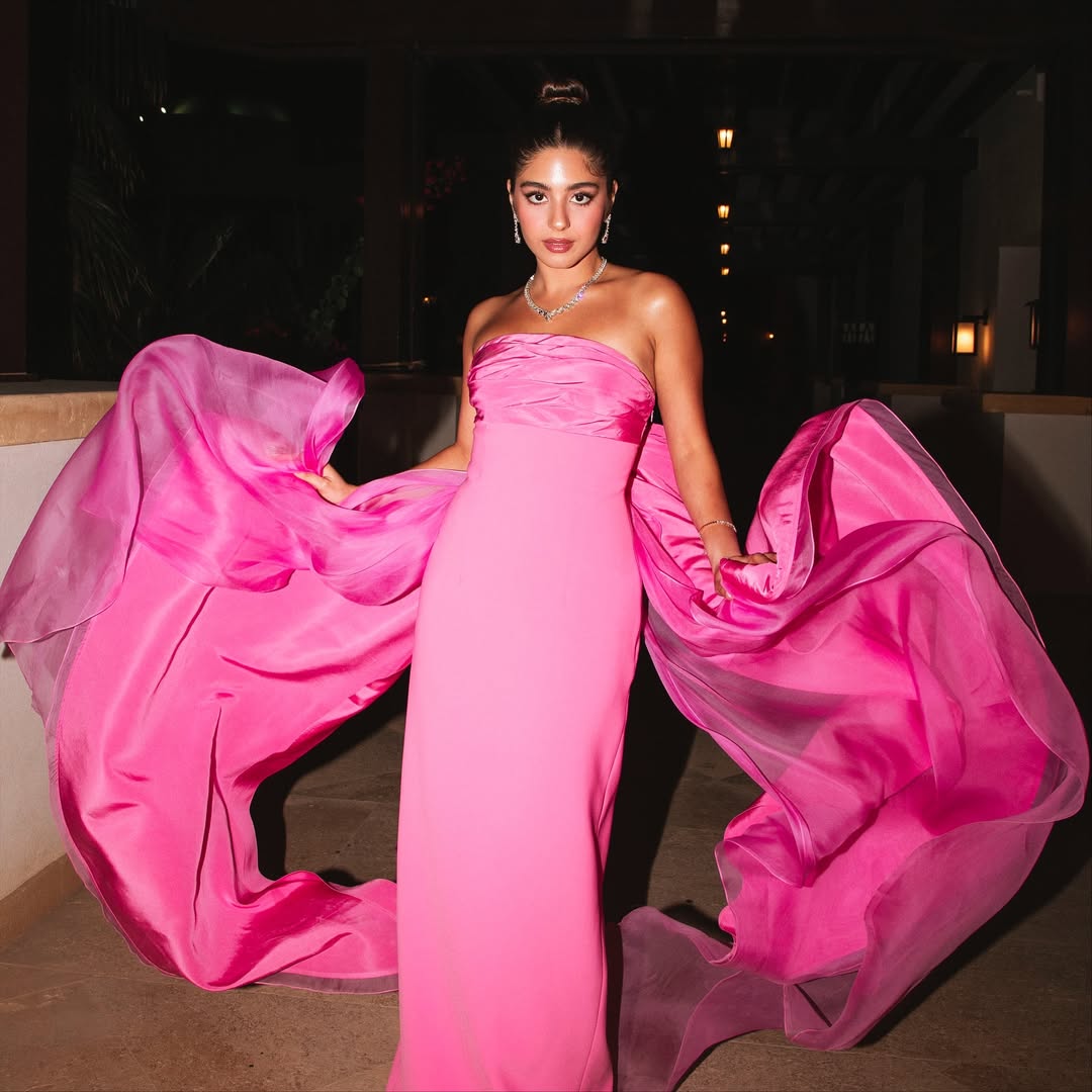 مايان السيد بفستان طويل باللون الزهري مع لمسة القماش الحريري الملتف