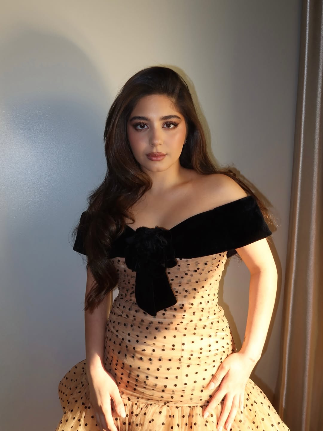 مايان السيد بفستان قصير وضيق بصيحة البولكا دوت