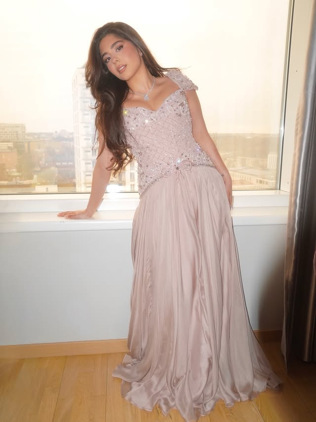 مايان السيد بإطلالة الفستان الوردي الفاتح