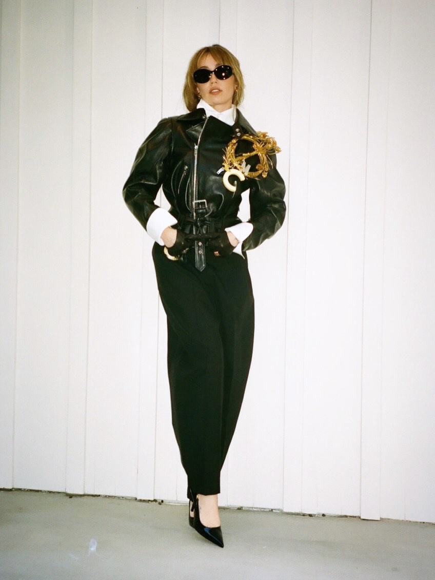  مايلي ببنطال كلاسيكي أسود مع جاكيت من الجلد الأسود