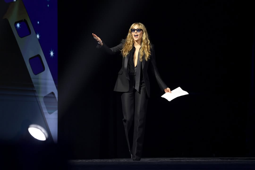 مايلي سايرس بأسلوب عصري بصيحة البدلة النسائية باللون الأسود