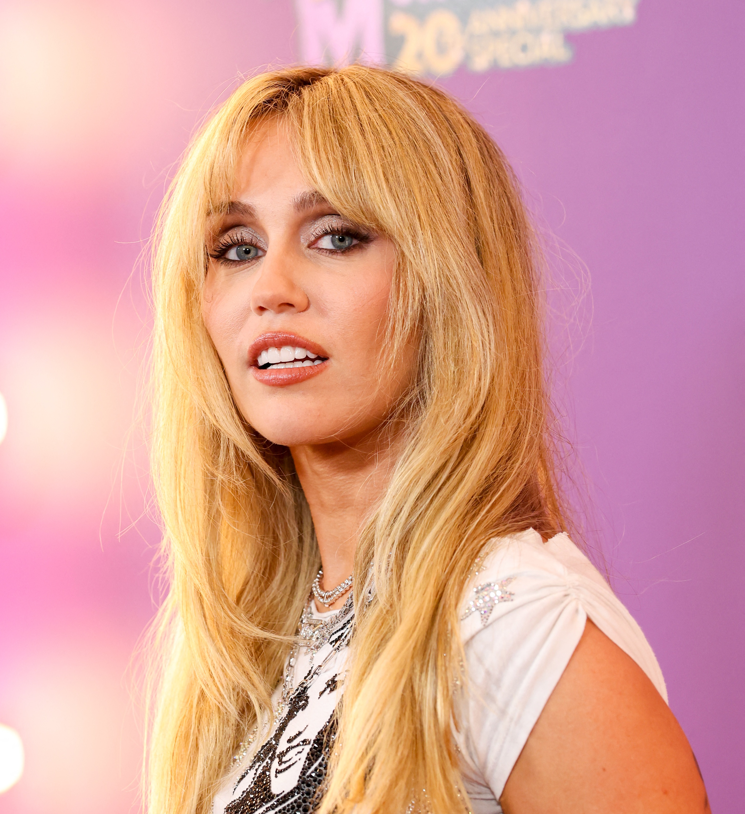 مايلي سايرس تبرز بمكياجها البرونزي البراق خلال عرضها لمسلسل هانا مونتانا