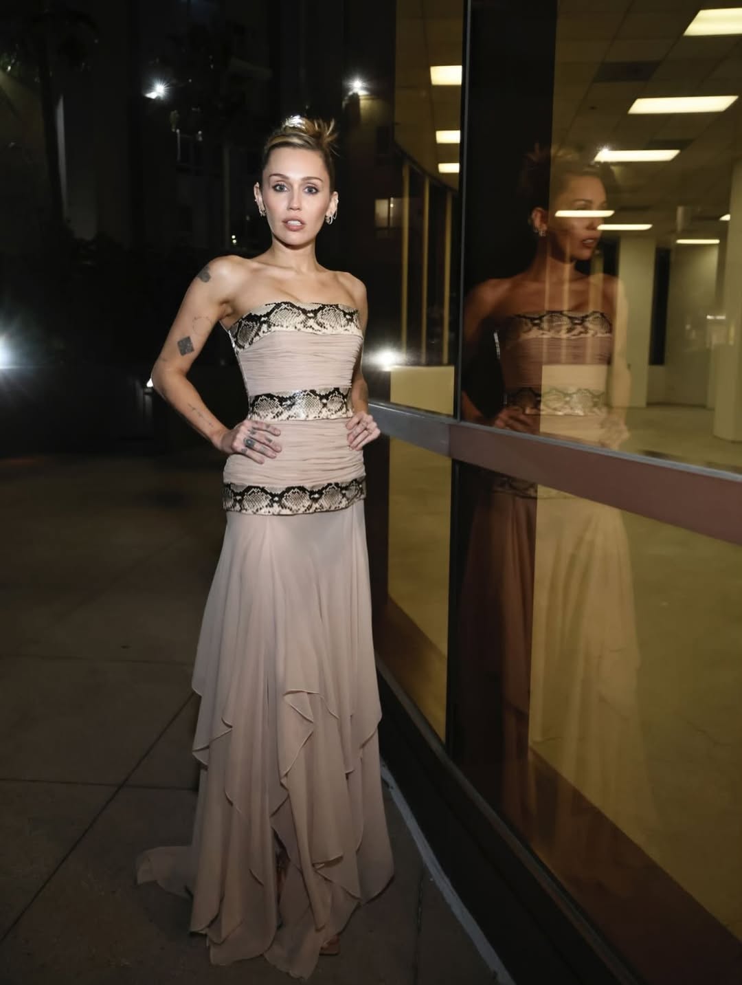 مايلي سايرس خطفت الأنظار بفستان طويل بلون نيود