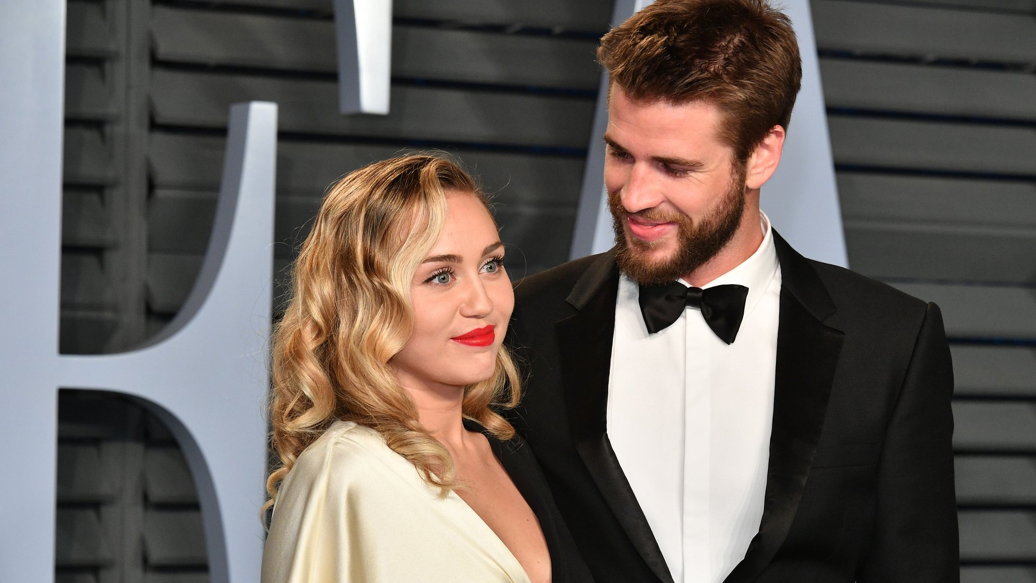 مايلي سايروس Miley Cyrus وليام هيمسورث Liam Hemsworth (1)