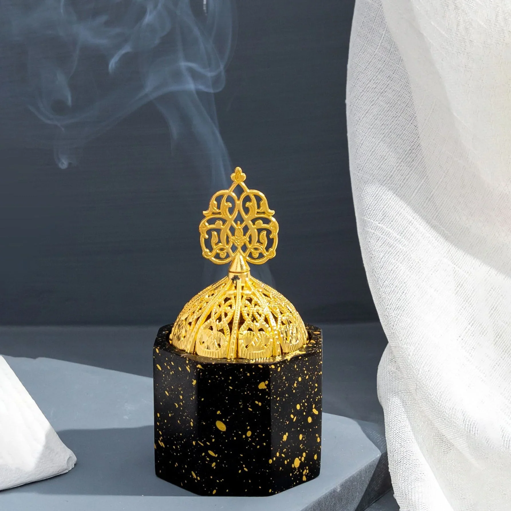 مبخرة رخامية بلمسات معدنية عصرية