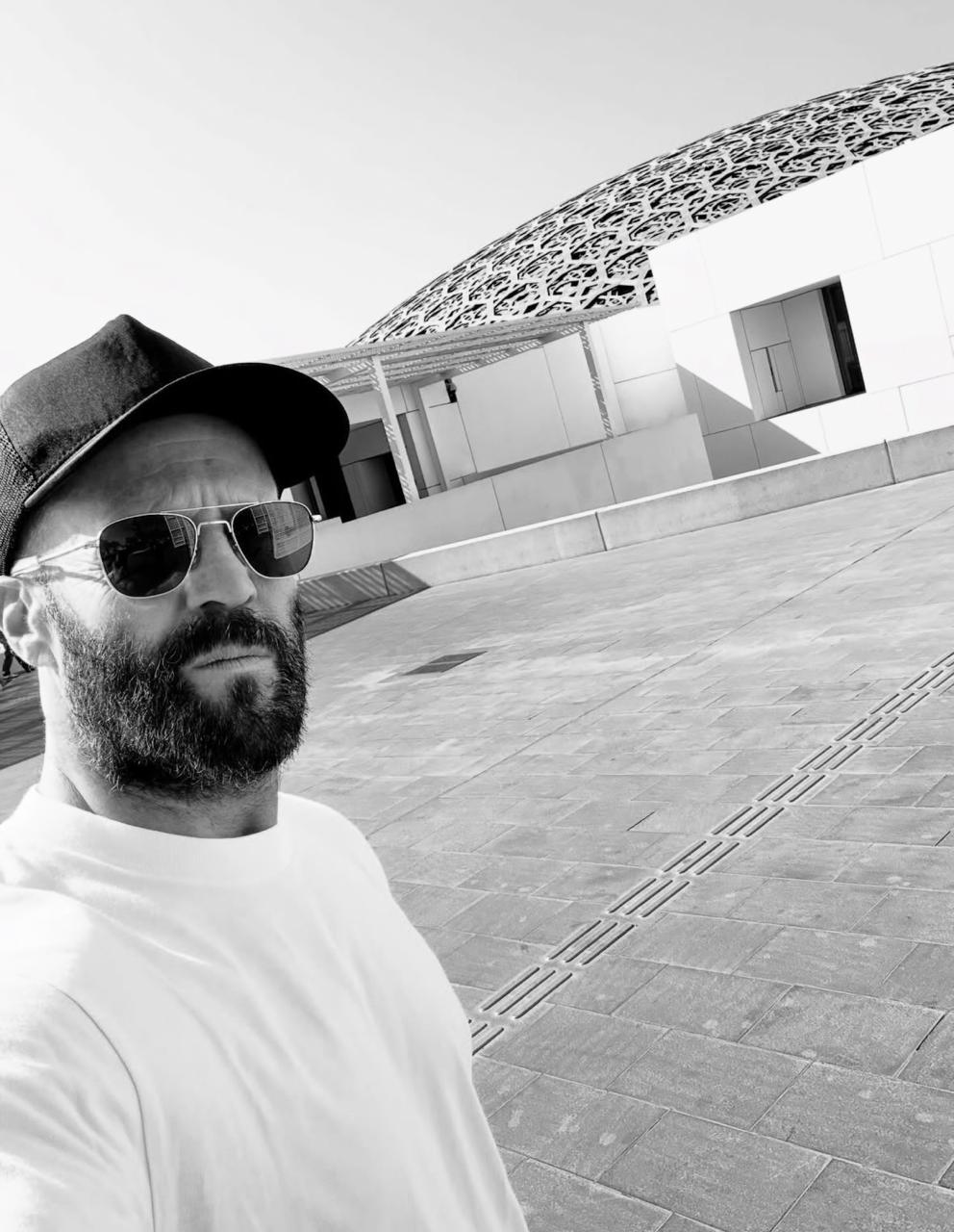 النجم العالمي جيسون ستاثام في متحف اللوفر بأبوظبي