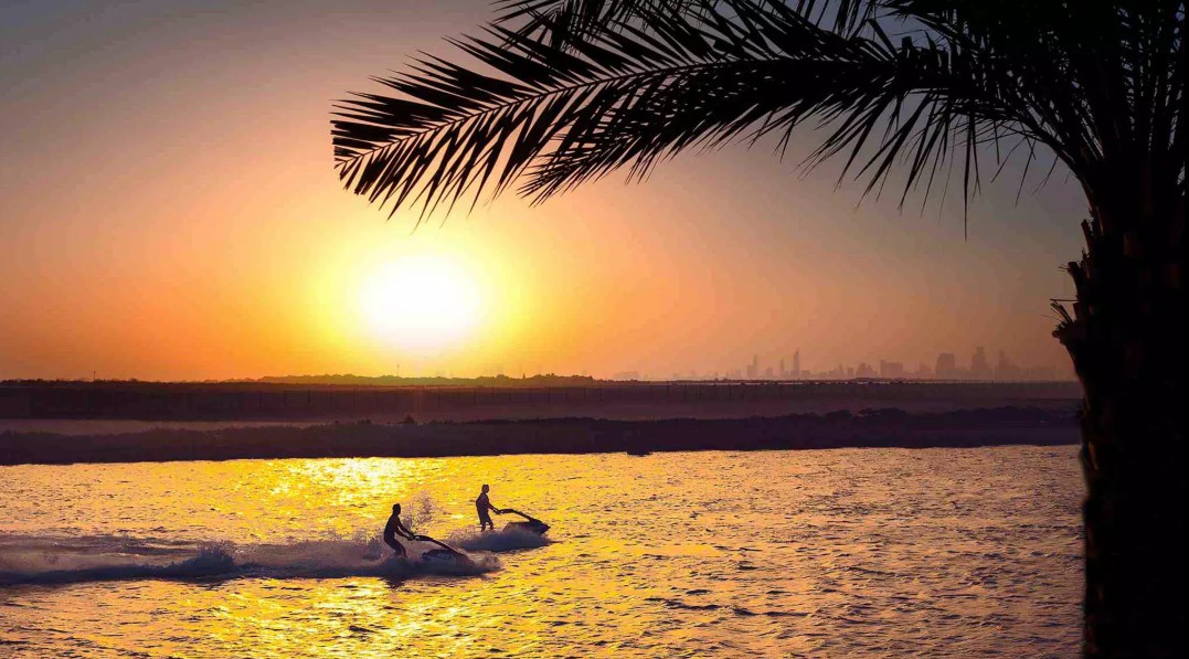 متعة الغروب في شاطئ ياس