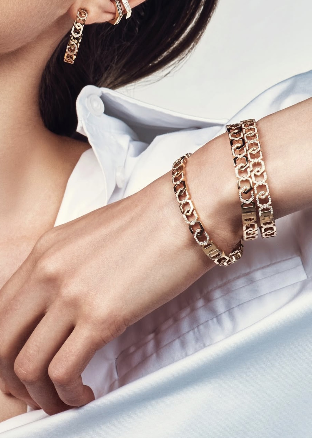 مجموعة من الأساور بالتصميم الهندسي من مجوهرات يتاغان- صورة ١