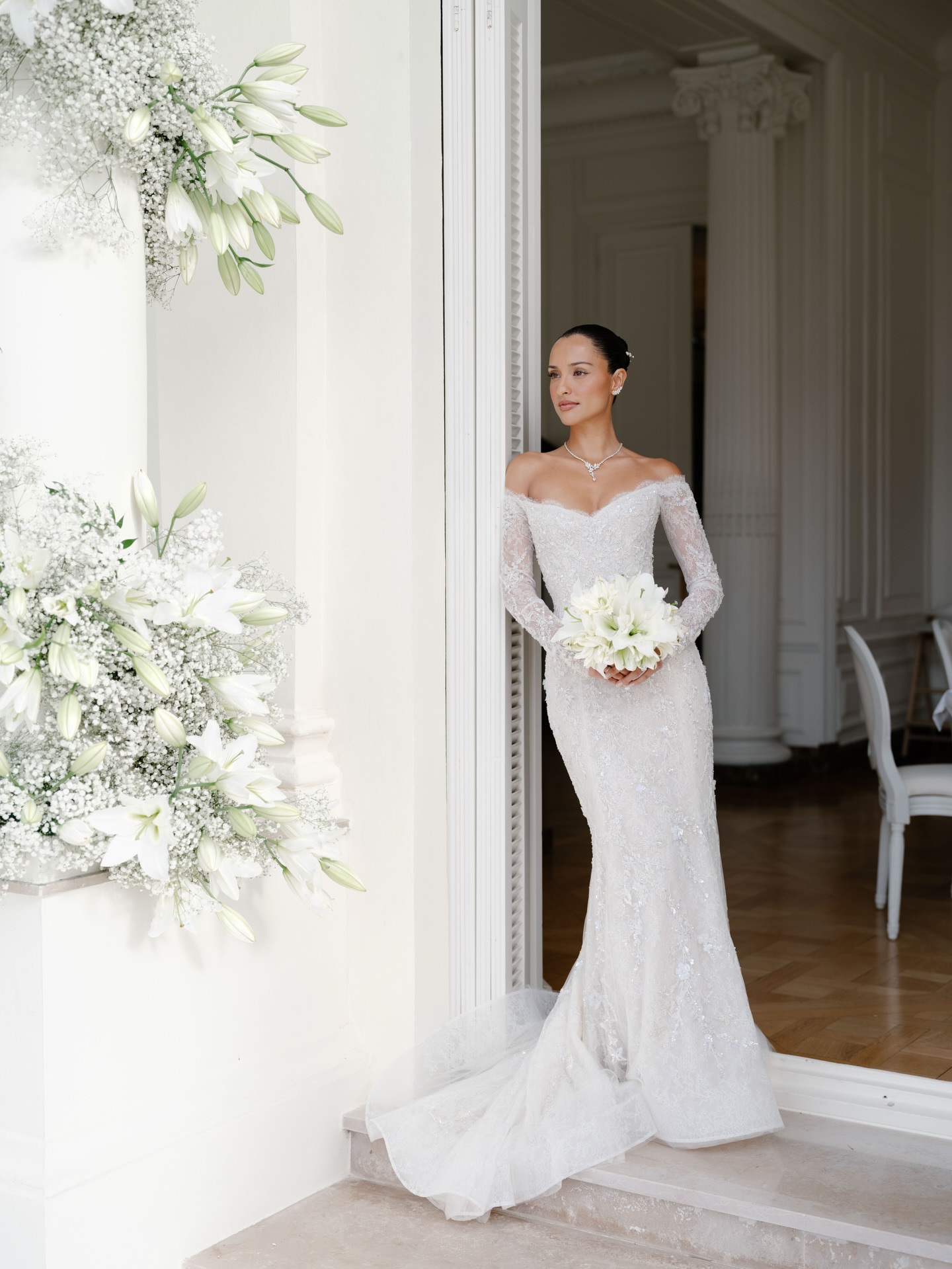 مجوهرات ألكسندرا لوكلير في زفافها.. التفاصيل الكاملة للقطع الفاخرة