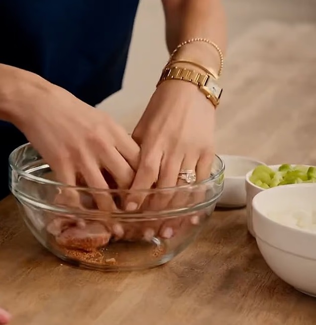 إطلالات ميغان هو خاتمها الصغير من لورين شوارتز