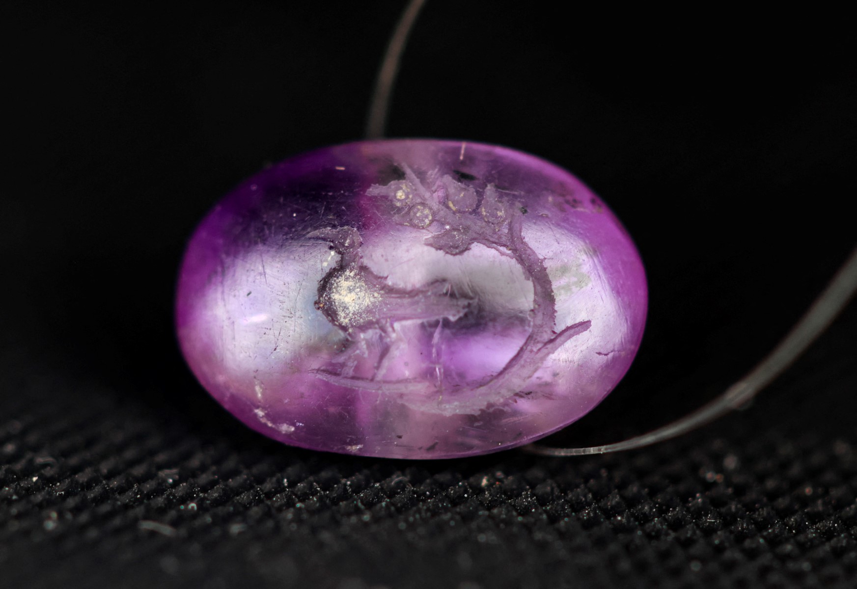 حجر الجمشت لصاحبات برج الدلو