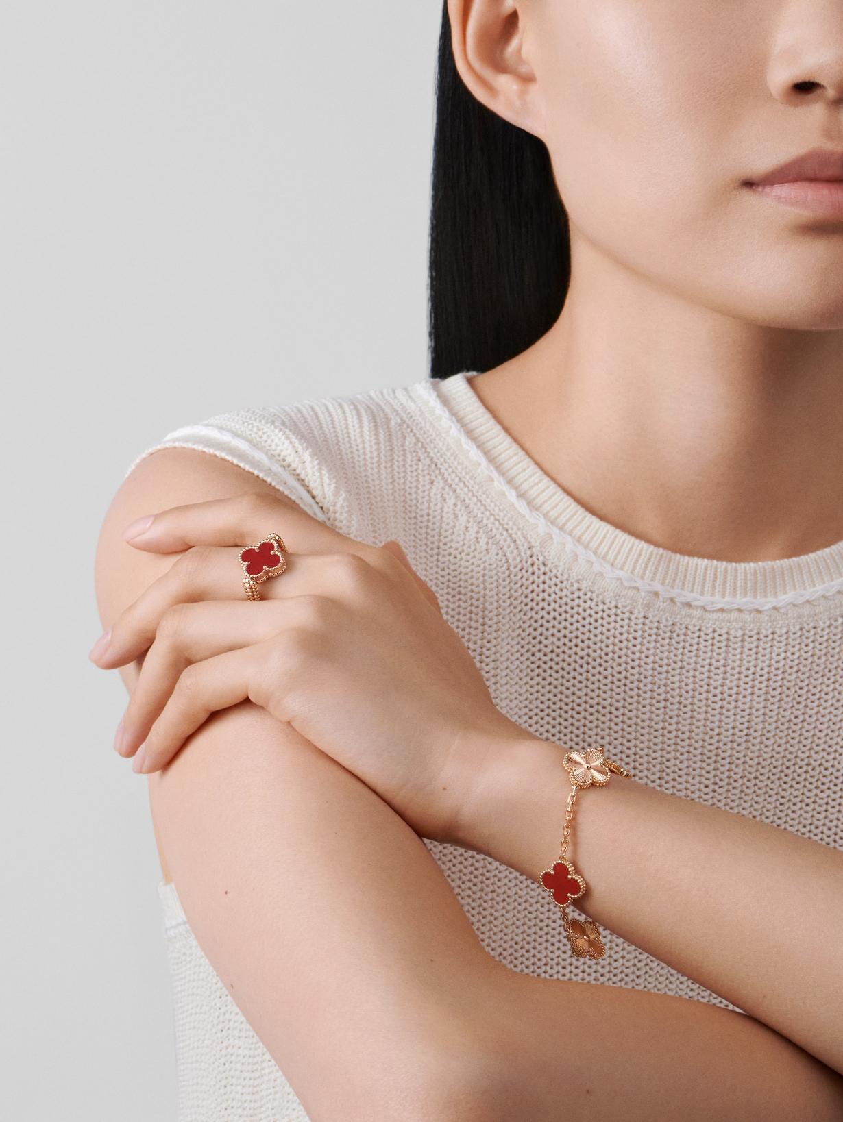 مجوهرات بالذهب الوردي من  Van Cleef & Arpels