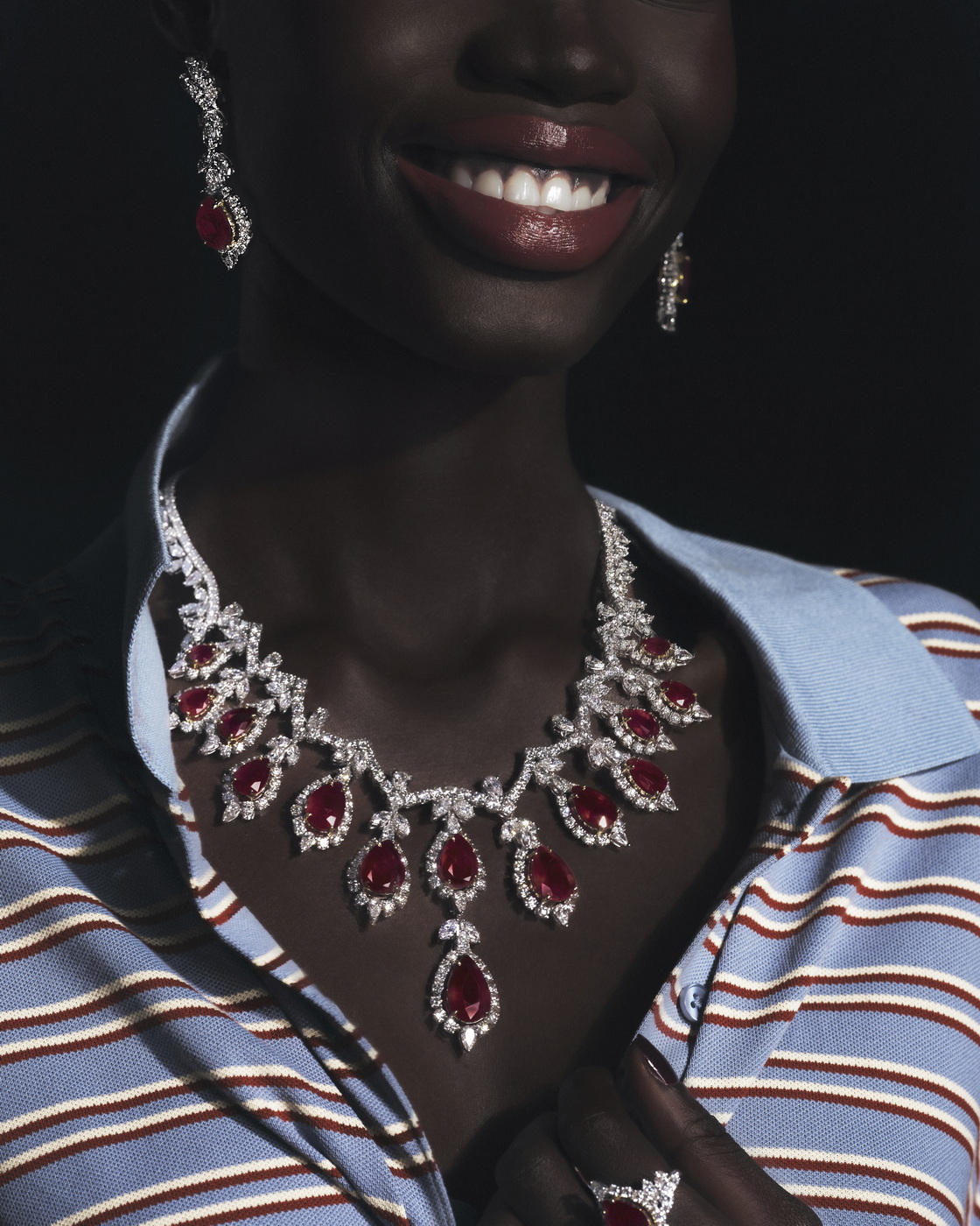 مجوهرات أمواج: إشراقة للأناقة الإماراتية في صالون المجوهرات 2025