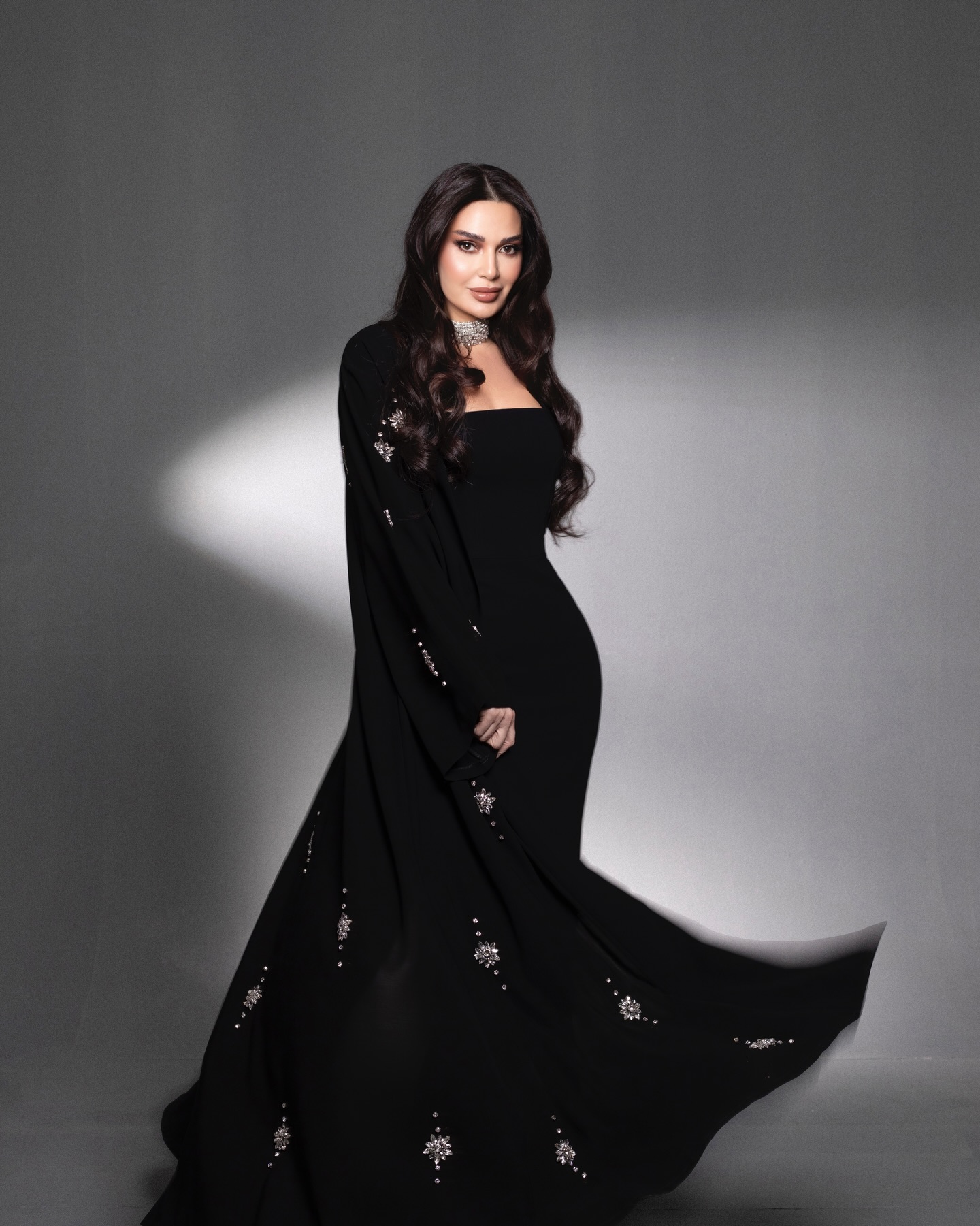 مجوهرات سيرين عبد النور المرصّعة تمنح اللوك سحرًا خاصًا