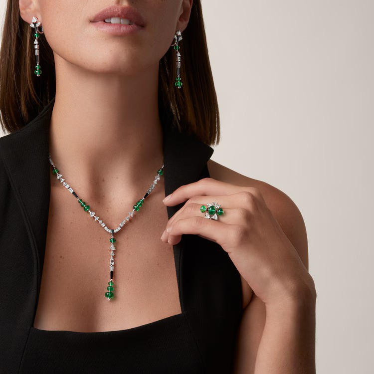 مجوهرات مرصعة بحجر الزمرد من  Cartier