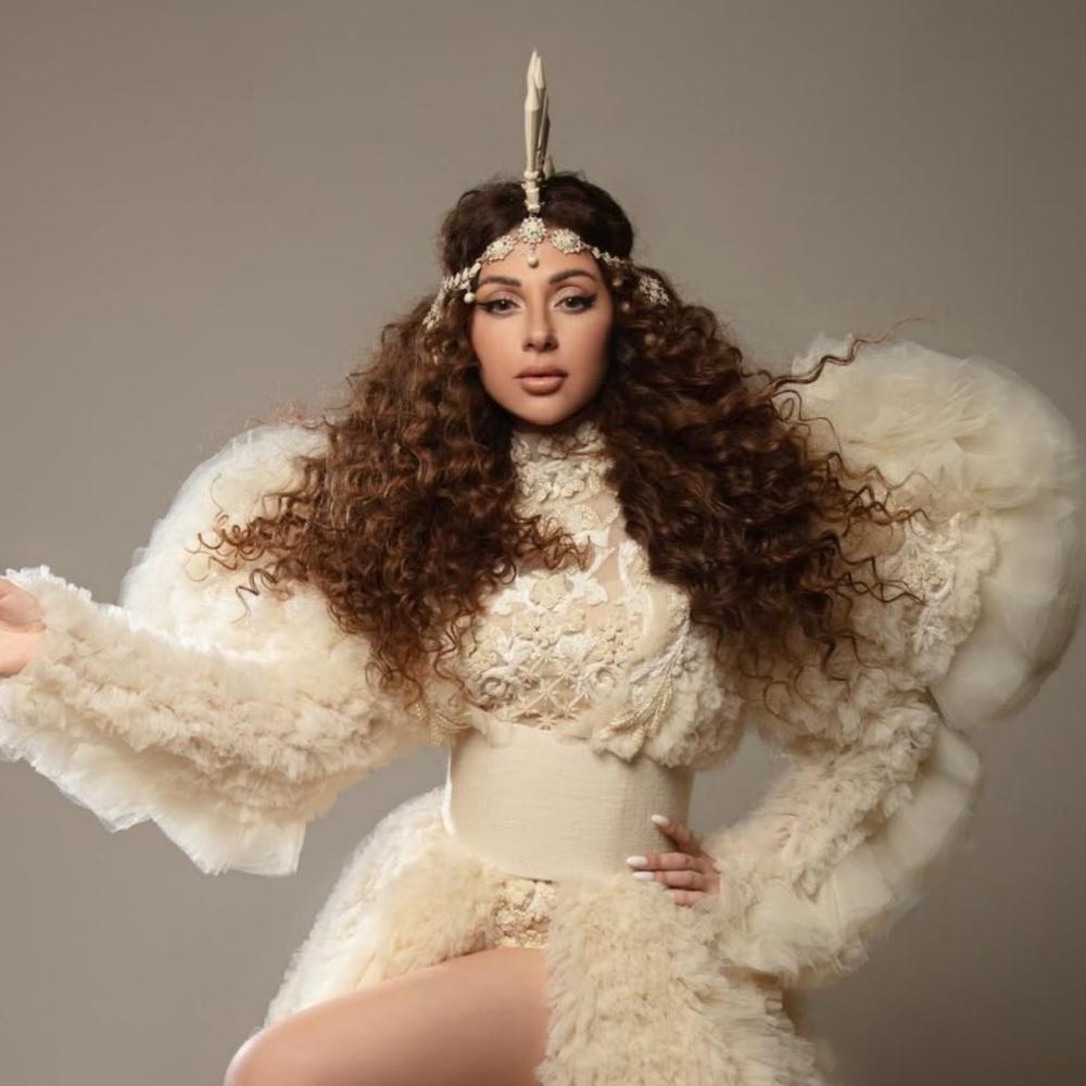 ميريام فارس تحتفل بعيد ميلا\ها الـ 43