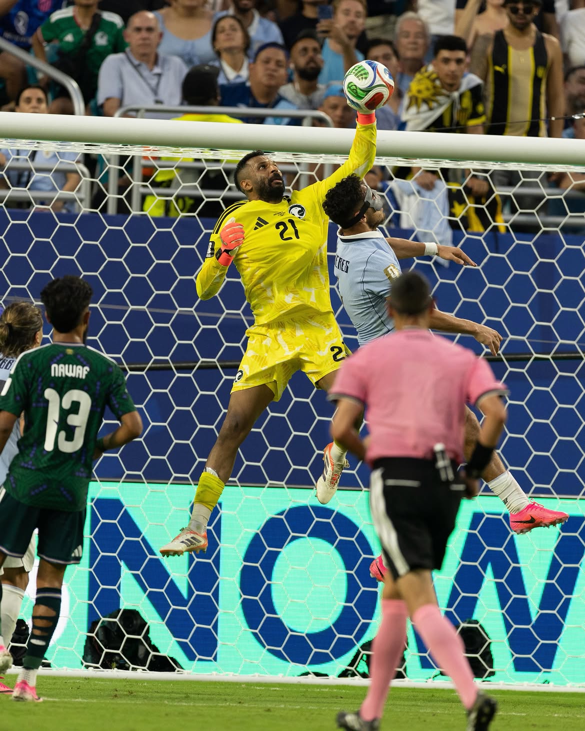 محمد العويس يتألق بتصدٍ حاسم خلال مباراة المنتخب السعودي في كأس العالم 2026.
