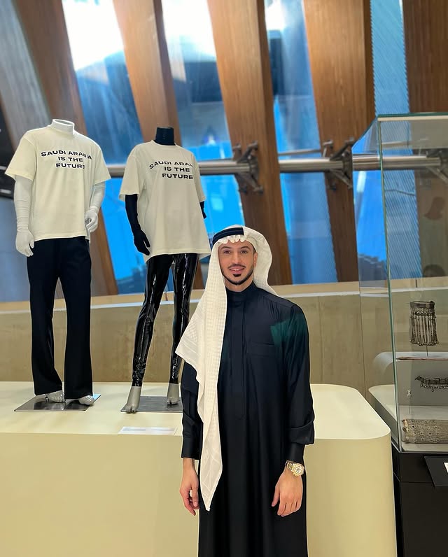 محمد خوجة، مؤسس علامة Hindamme، خلال عرض مجموعته في متحف إثراء