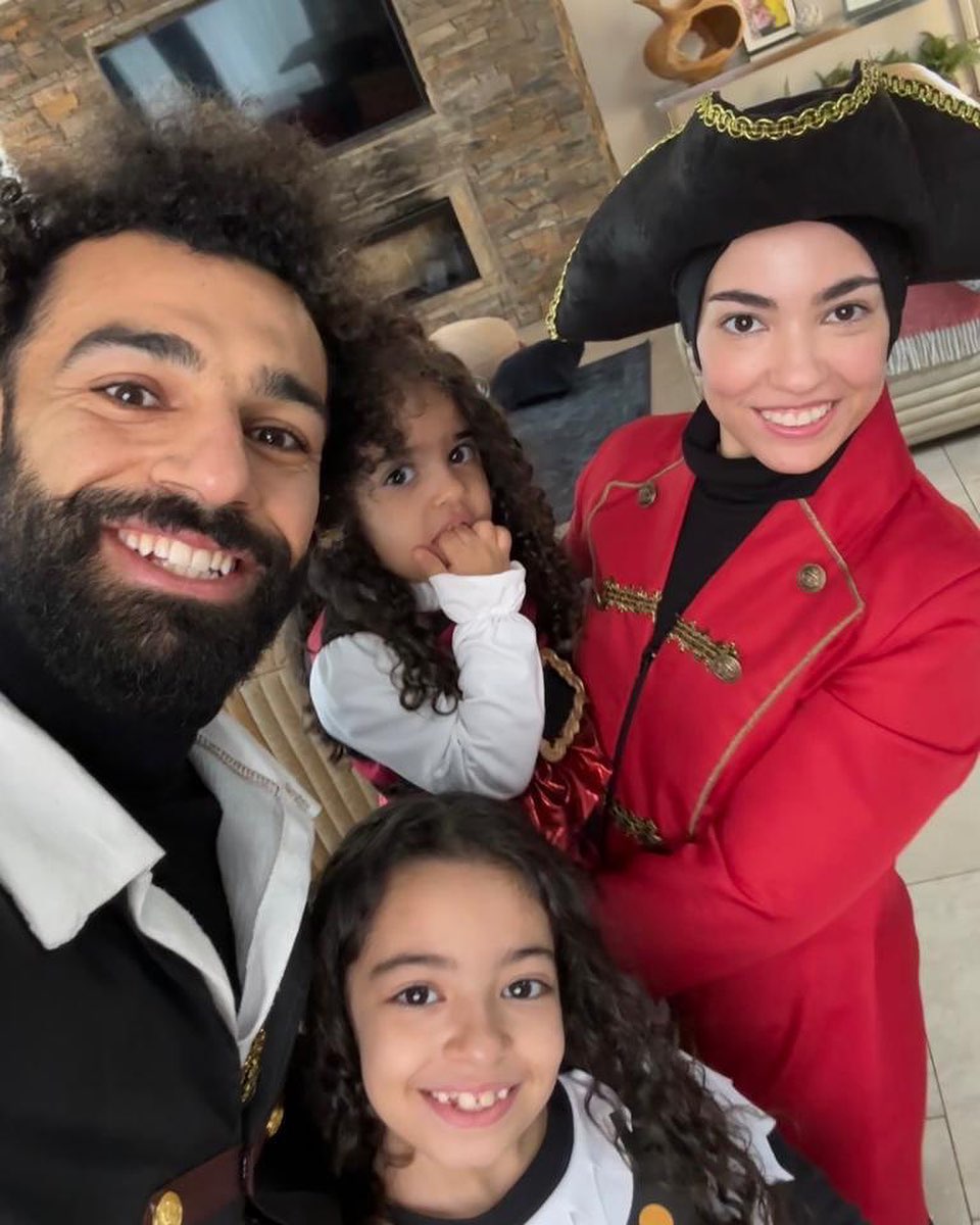 محمد صلاح تزوج من حب طفولته وكوّن معها عائلته الصغيرة