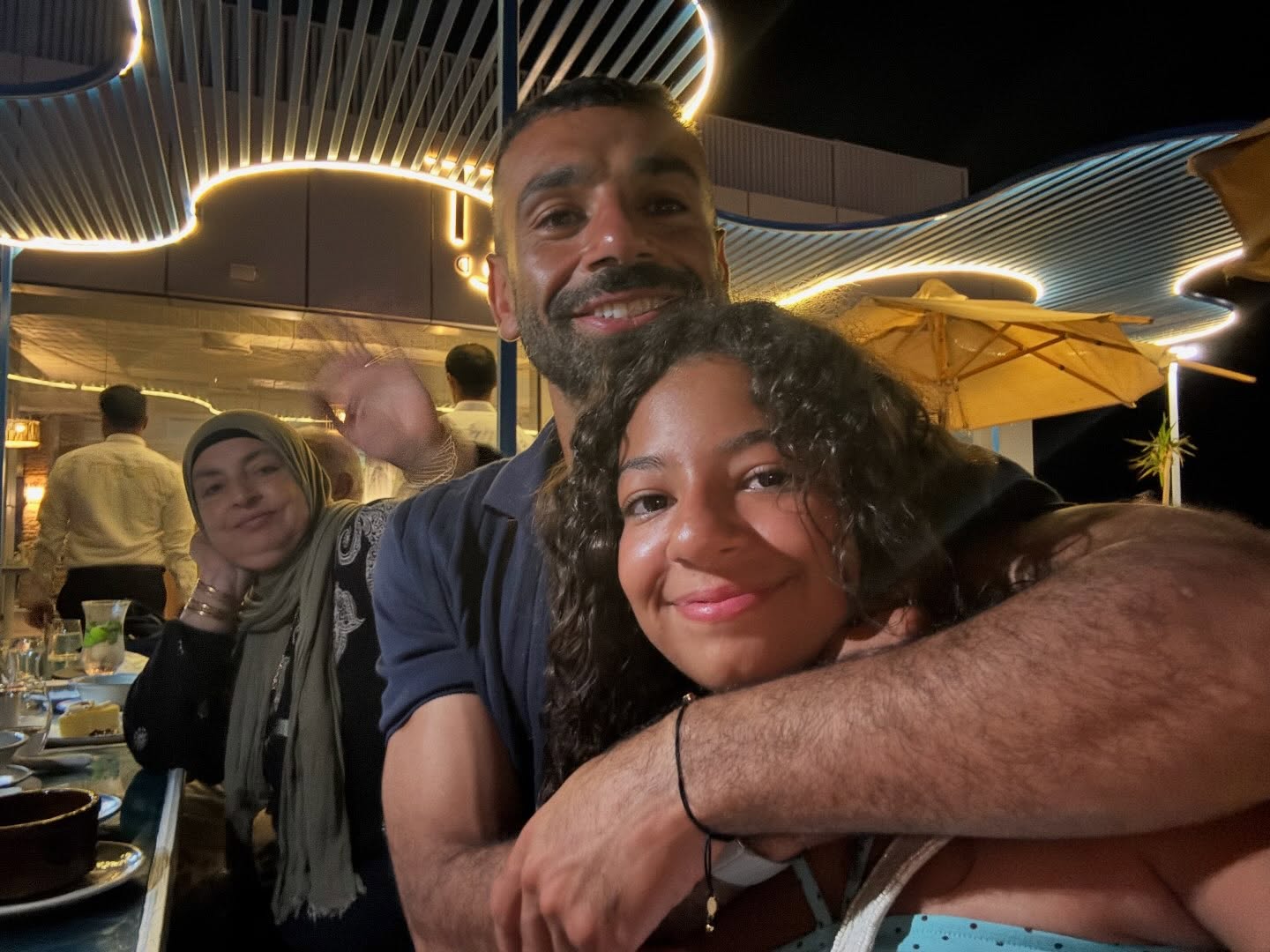 محمد صلاح في سهرة عائلية داخل أحد المطاعم