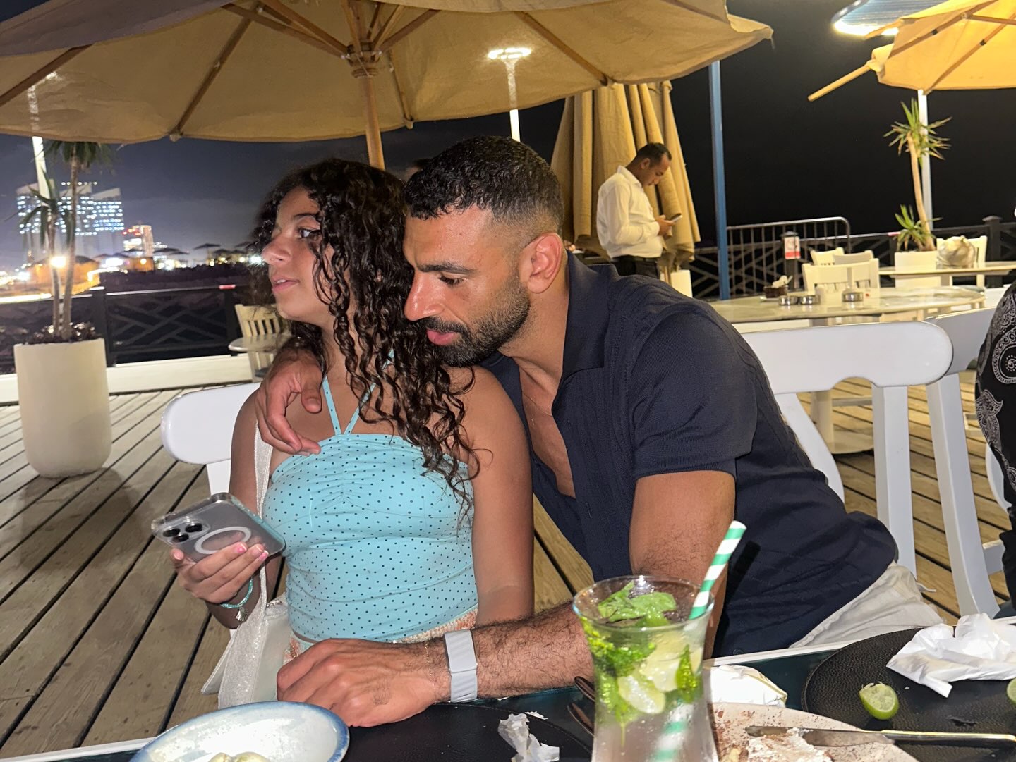 محمد صلاح وابنته مكة في الساحل الشمالي