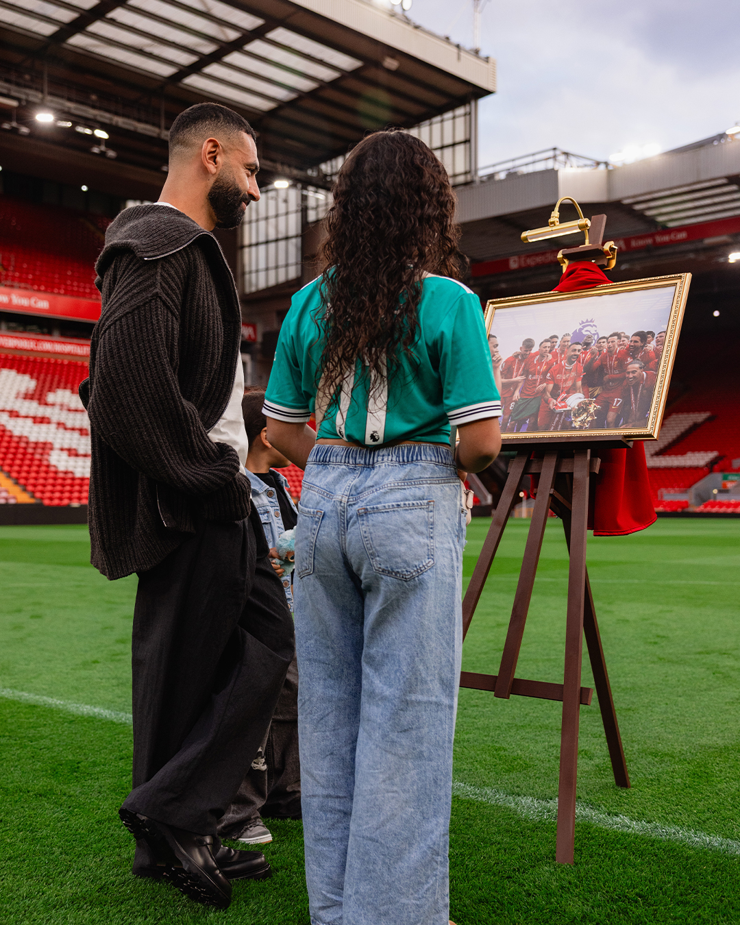 محمد صلاح يودع ليفربول مع ابنتيه