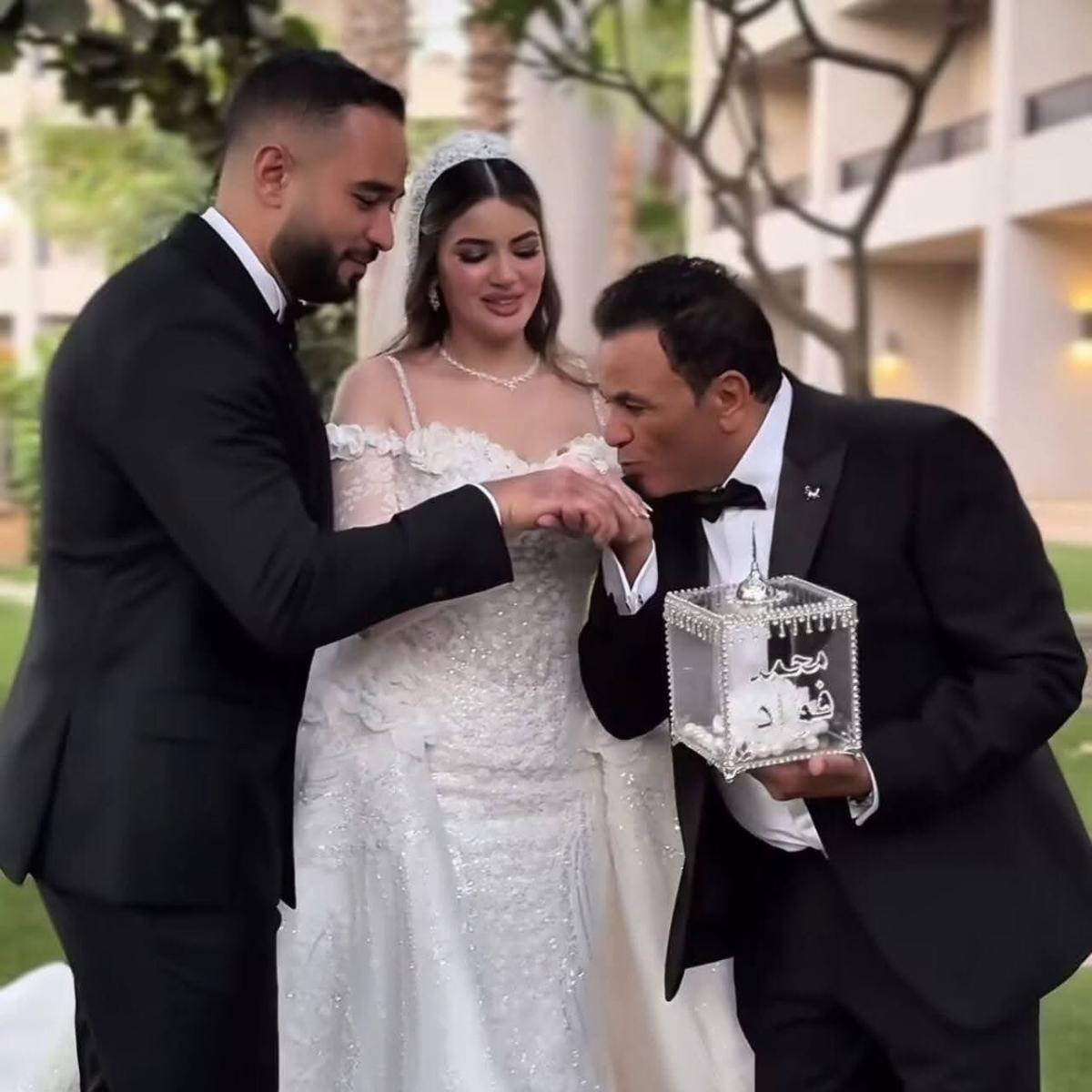 محمد فؤاد يقبل يد العريس