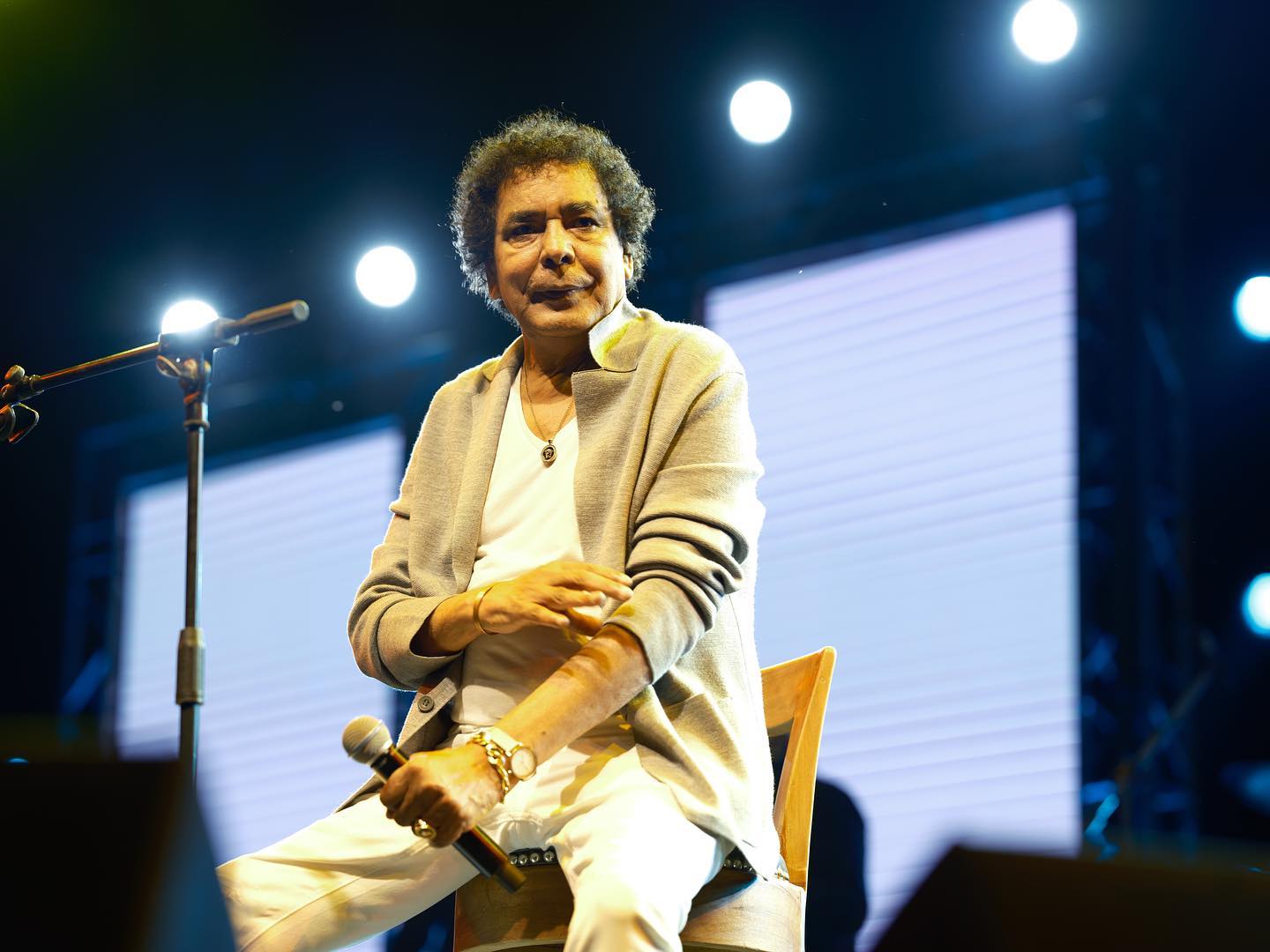 محمد منير يصمد أمام التحديات الصحية على المسرح