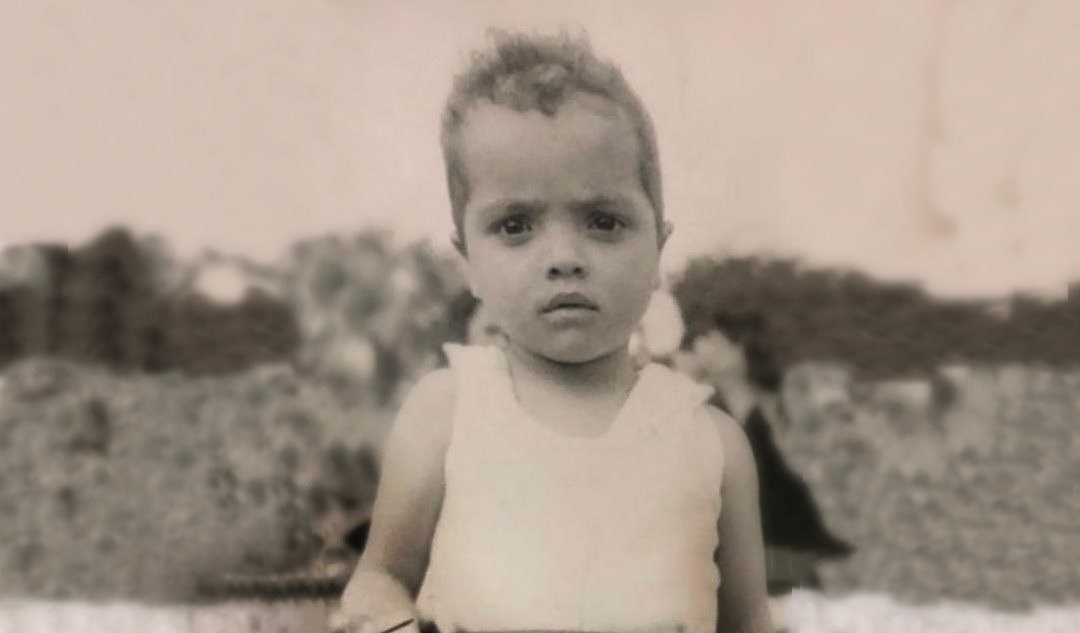 محمد هنيدي يسخر من صورته في الطفولة
