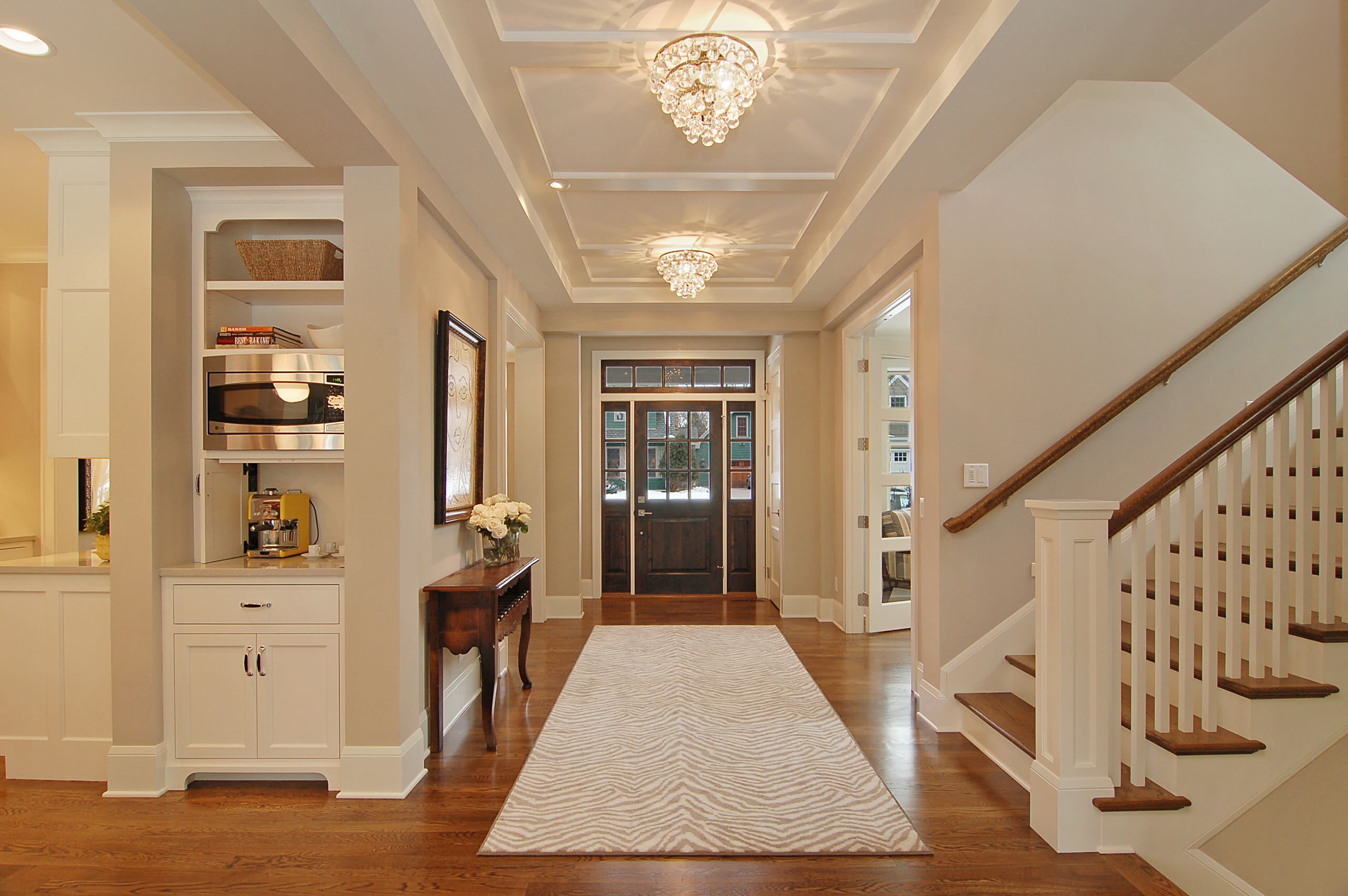 مدخل منزل مزين بثريات أنيقة