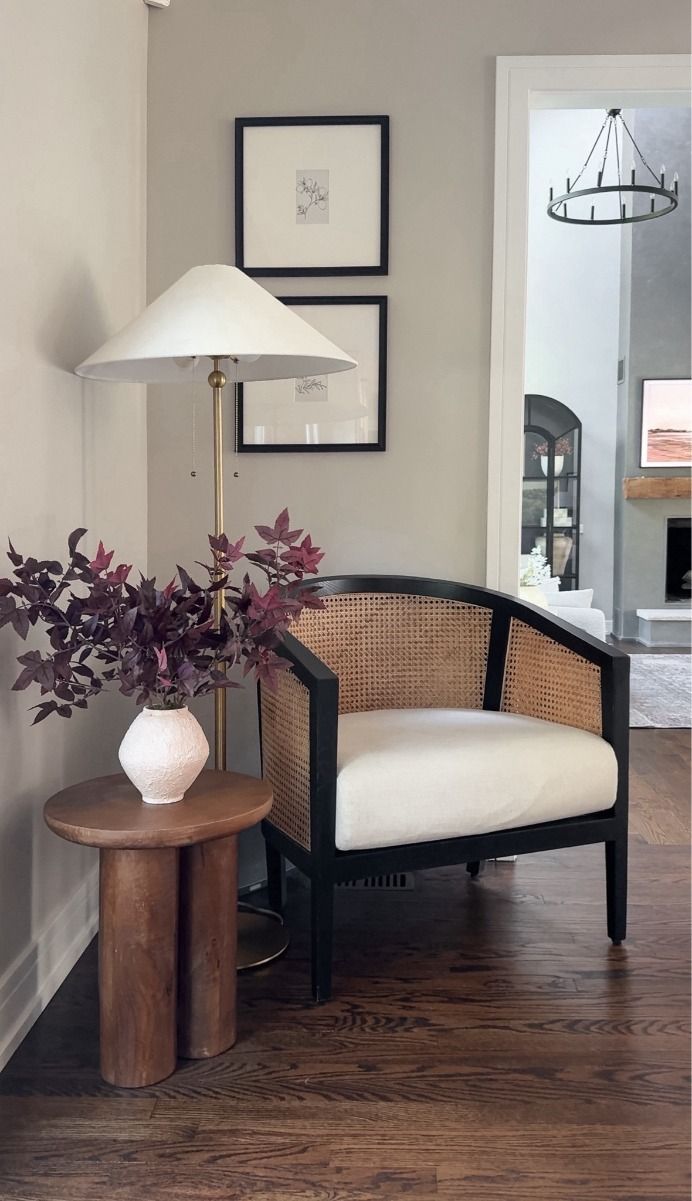 مدخل منزل مزين بكرسي لهجة مميز