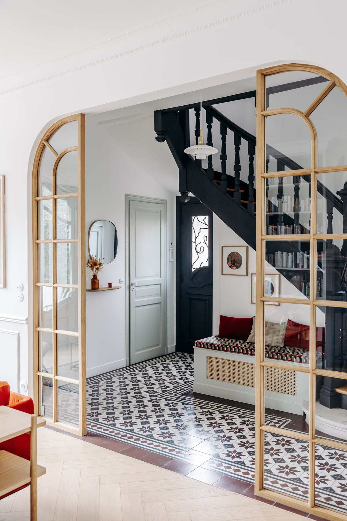 مدخل منفصل من خلال الأرضيات