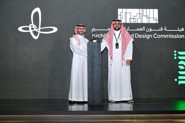 مدير إثراء المكلف يكرّم هيئة فنون العمارة والتصميم