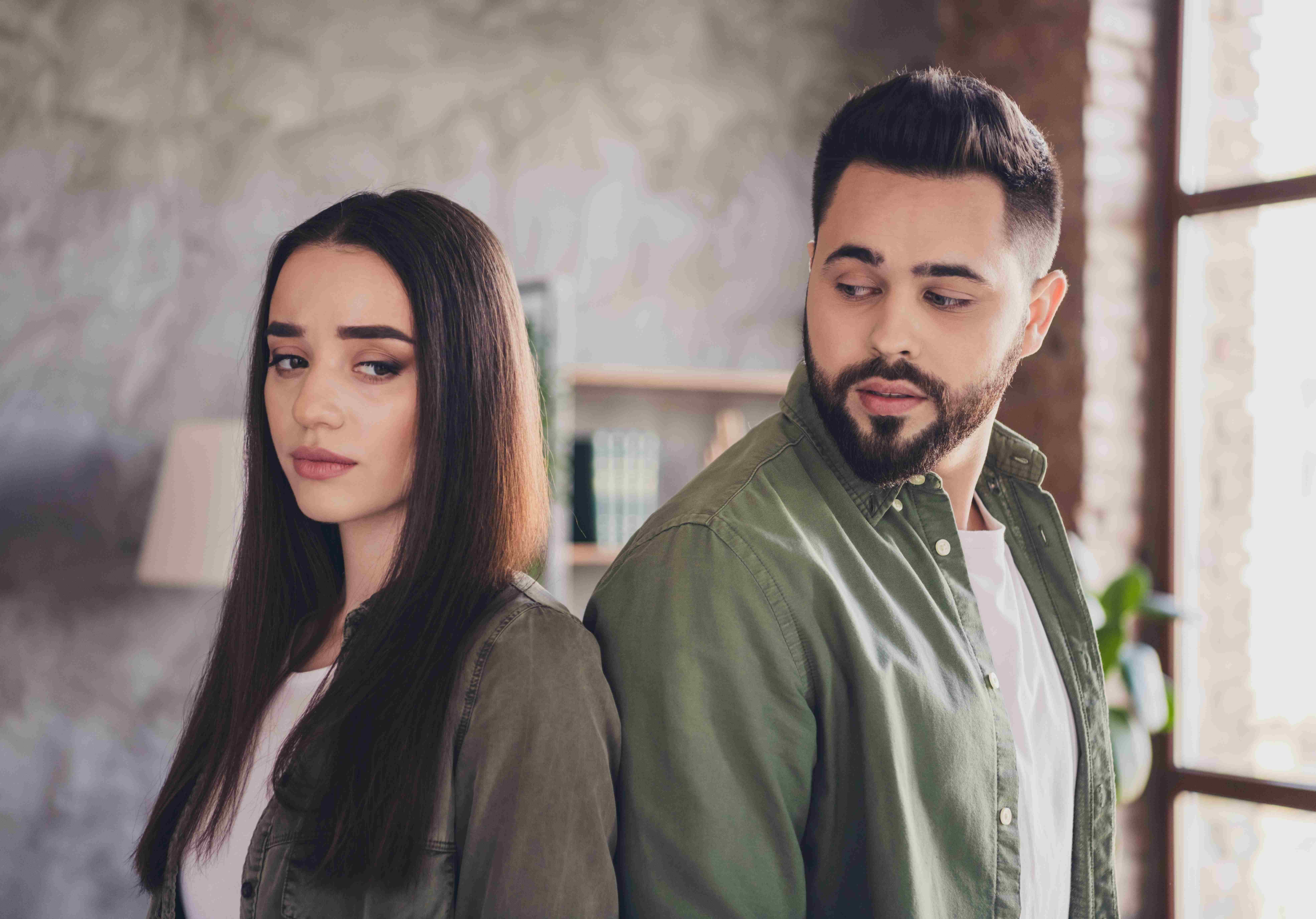 مراحل الانفصال العاطفي عند الرجل تبدأ بالصدمة